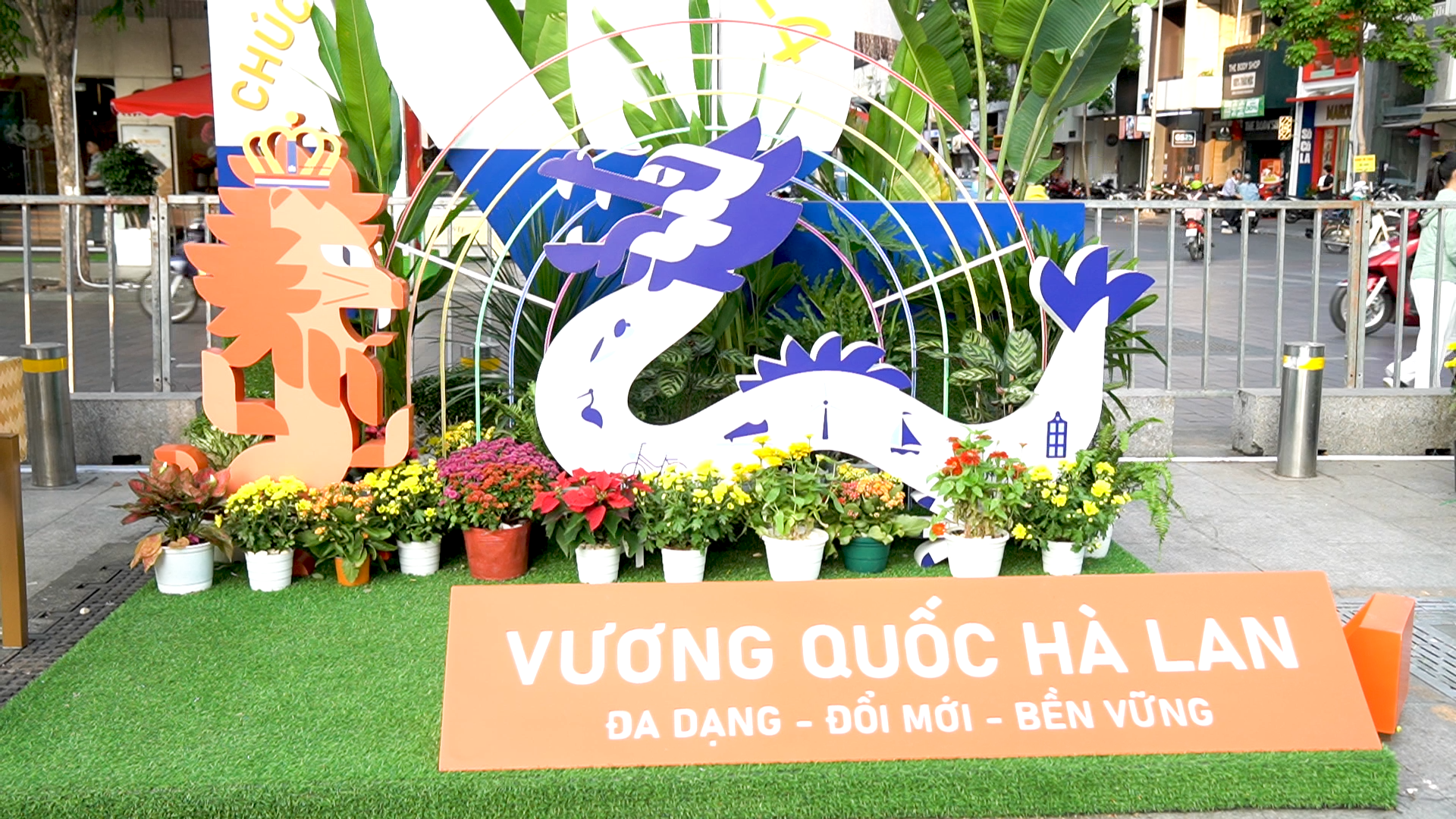 BLV Phước Nhân choáng ngợp với cặp đôi rồng dài 100 mét ở đường hoa Nguyễn Huệ Tết Giáp Thìn- Ảnh 8.