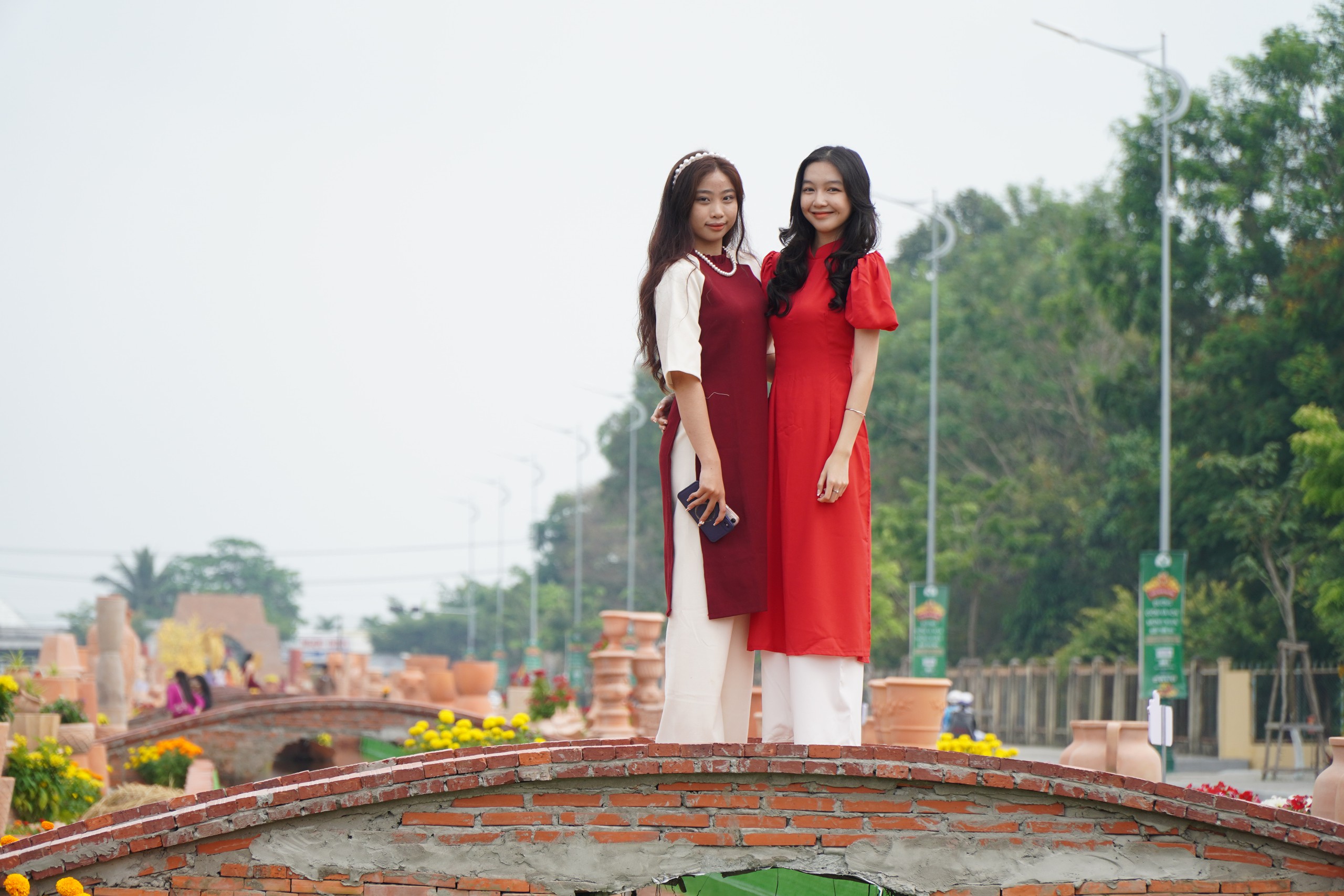 Thi ảnh Khát vọng năm rồng: Duyên dáng áo dài bên đường gốm đỏ dài nhất Việt Nam- Ảnh 6.