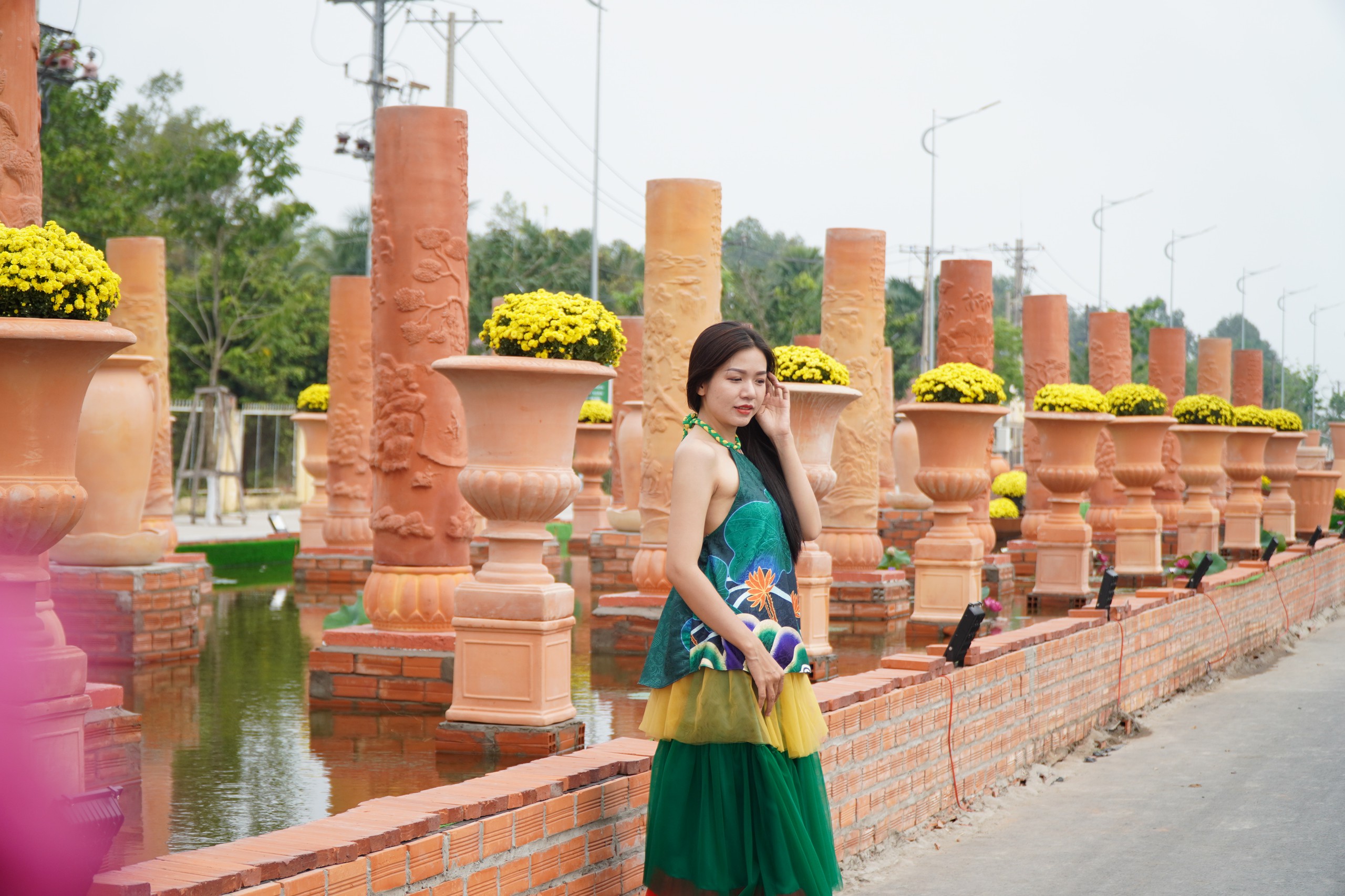 Thi ảnh Khát vọng năm rồng: Duyên dáng áo dài bên đường gốm đỏ dài nhất Việt Nam- Ảnh 3.