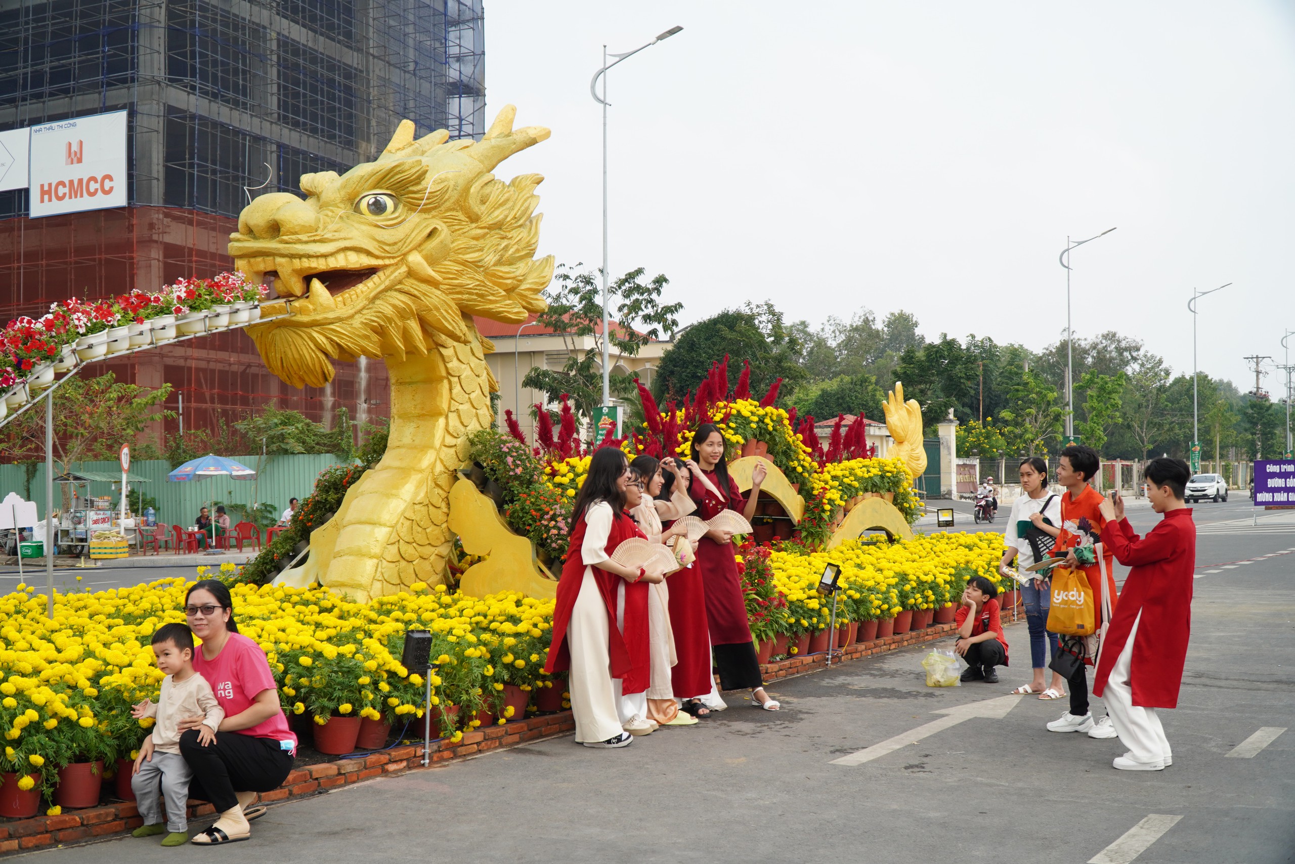 Thi ảnh Khát vọng năm rồng: Duyên dáng áo dài bên đường gốm đỏ dài nhất Việt Nam- Ảnh 2.