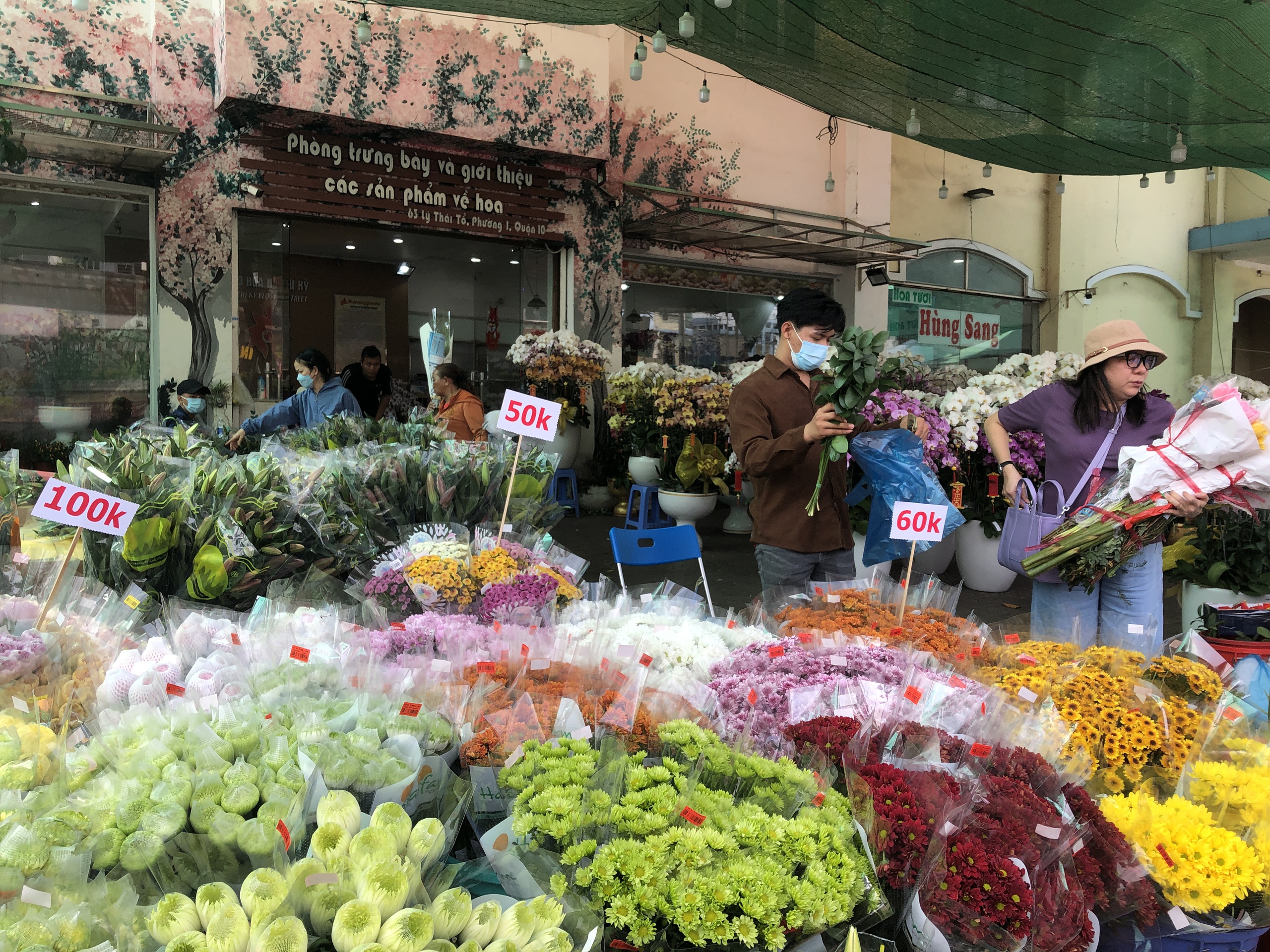Ngày 28 tết, bất ngờ ở chợ hoa lớn nhất TP.HCM- Ảnh 1.