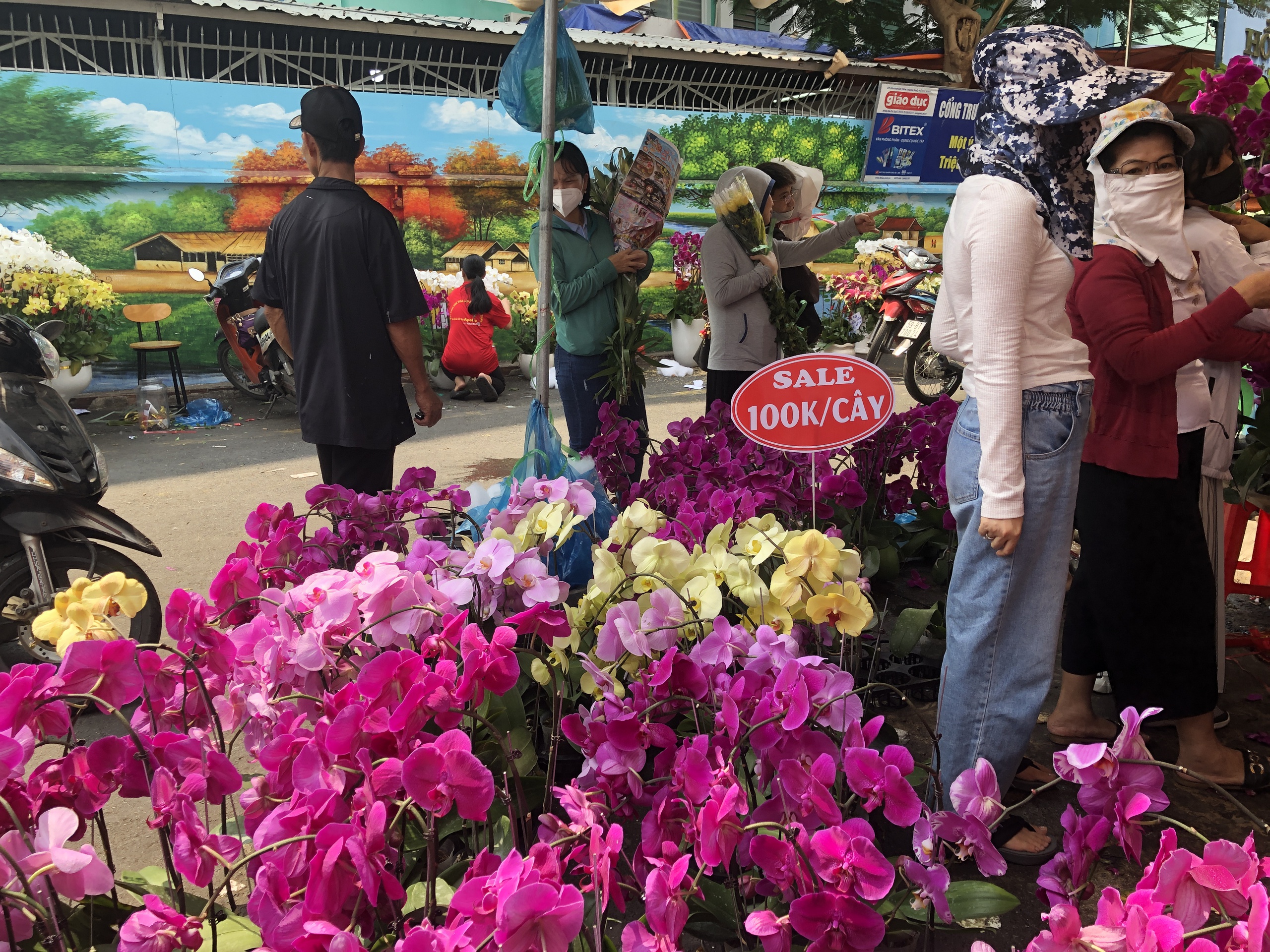 Ngày 28 tết, bất ngờ ở chợ hoa lớn nhất TP.HCM- Ảnh 8.