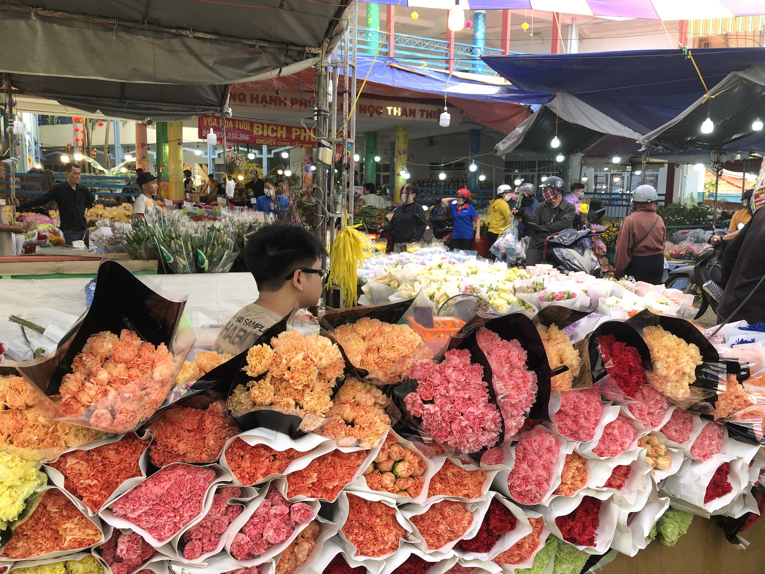 Ngày 28 tết, bất ngờ ở chợ hoa lớn nhất TP.HCM- Ảnh 4.