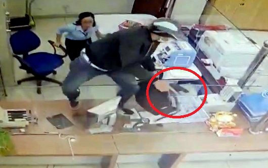 Táo tợn rút súng cướp ngân hàng ngày 28 tết ở Lâm Đồng- Ảnh 1.