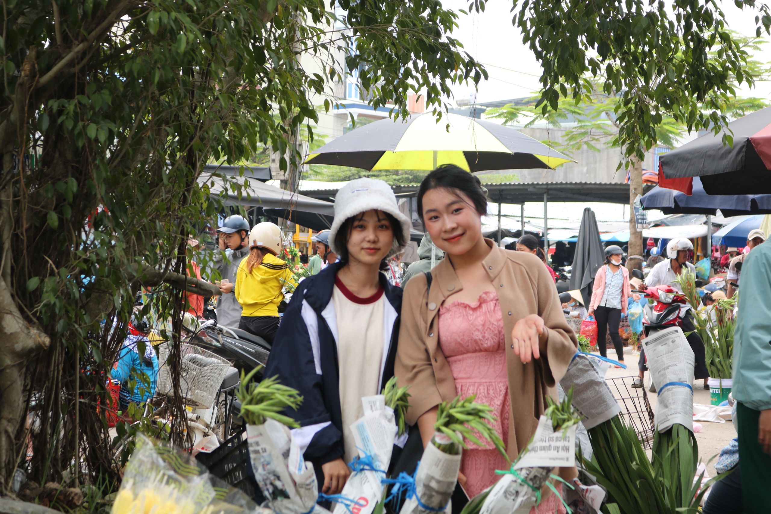 Chợ quê ngày 28 tết, người bán nhiều hơn khách mua- Ảnh 3.