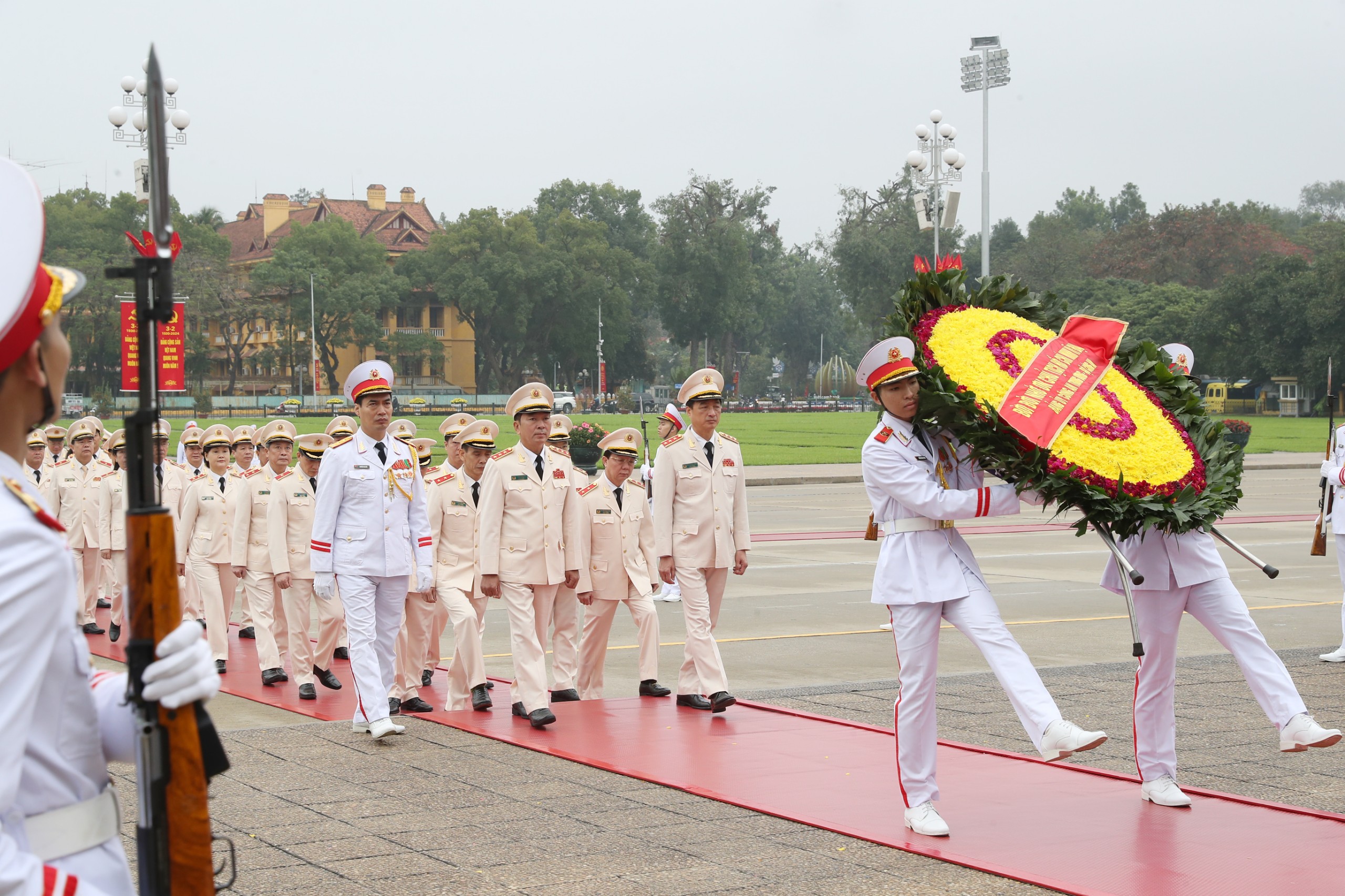 Lãnh đạo Đảng, Nhà nước viếng Chủ tịch Hồ Chí Minh nhân dịp tết Giáp Thìn 2024- Ảnh 7.