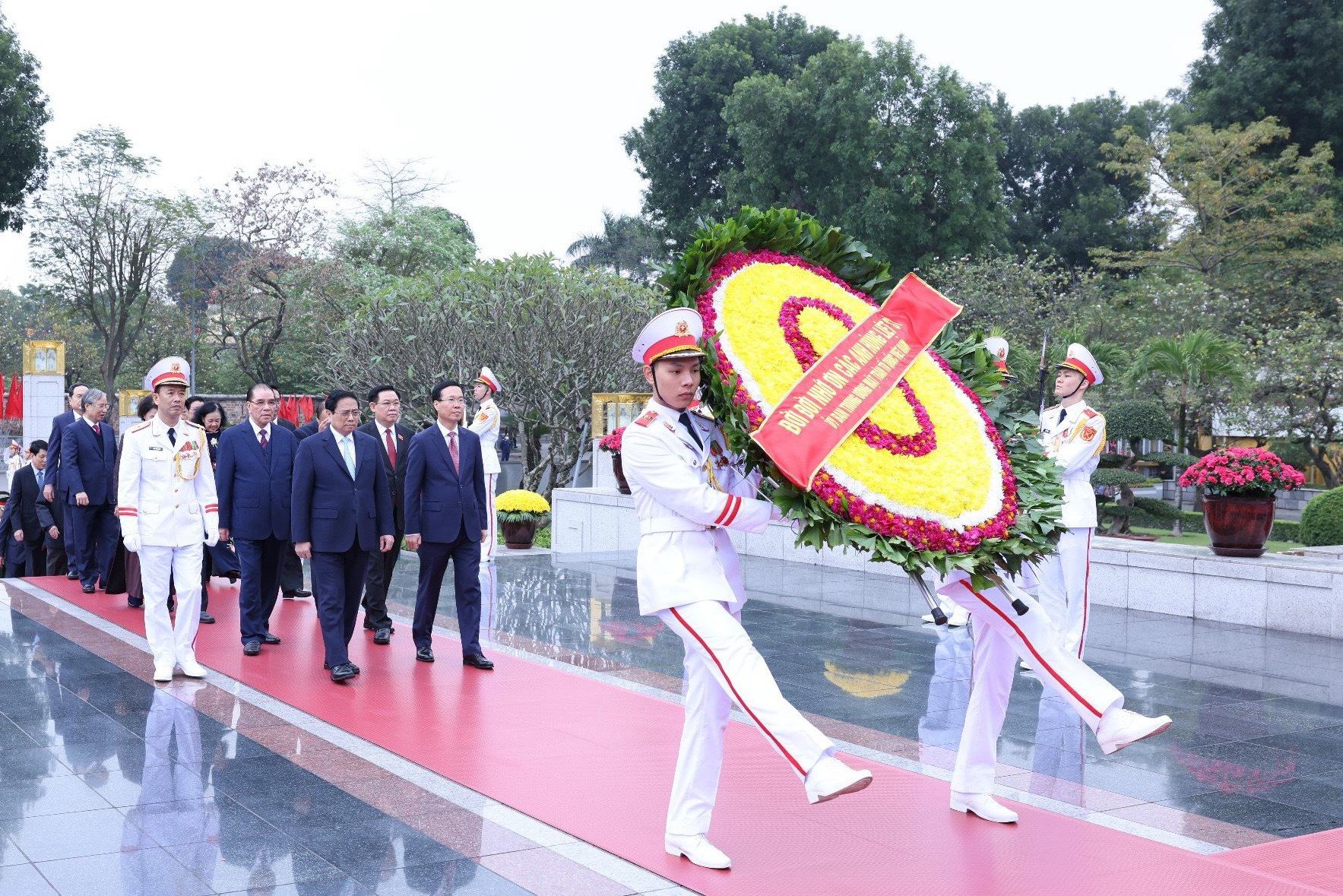 Lãnh đạo Đảng, Nhà nước viếng Chủ tịch Hồ Chí Minh nhân dịp tết Giáp Thìn 2024- Ảnh 11.