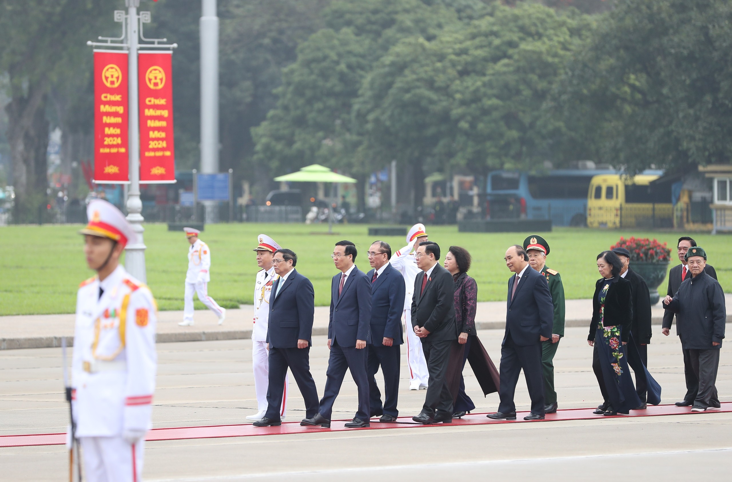 Lãnh đạo Đảng, Nhà nước viếng Chủ tịch Hồ Chí Minh nhân dịp tết Giáp Thìn 2024- Ảnh 1.