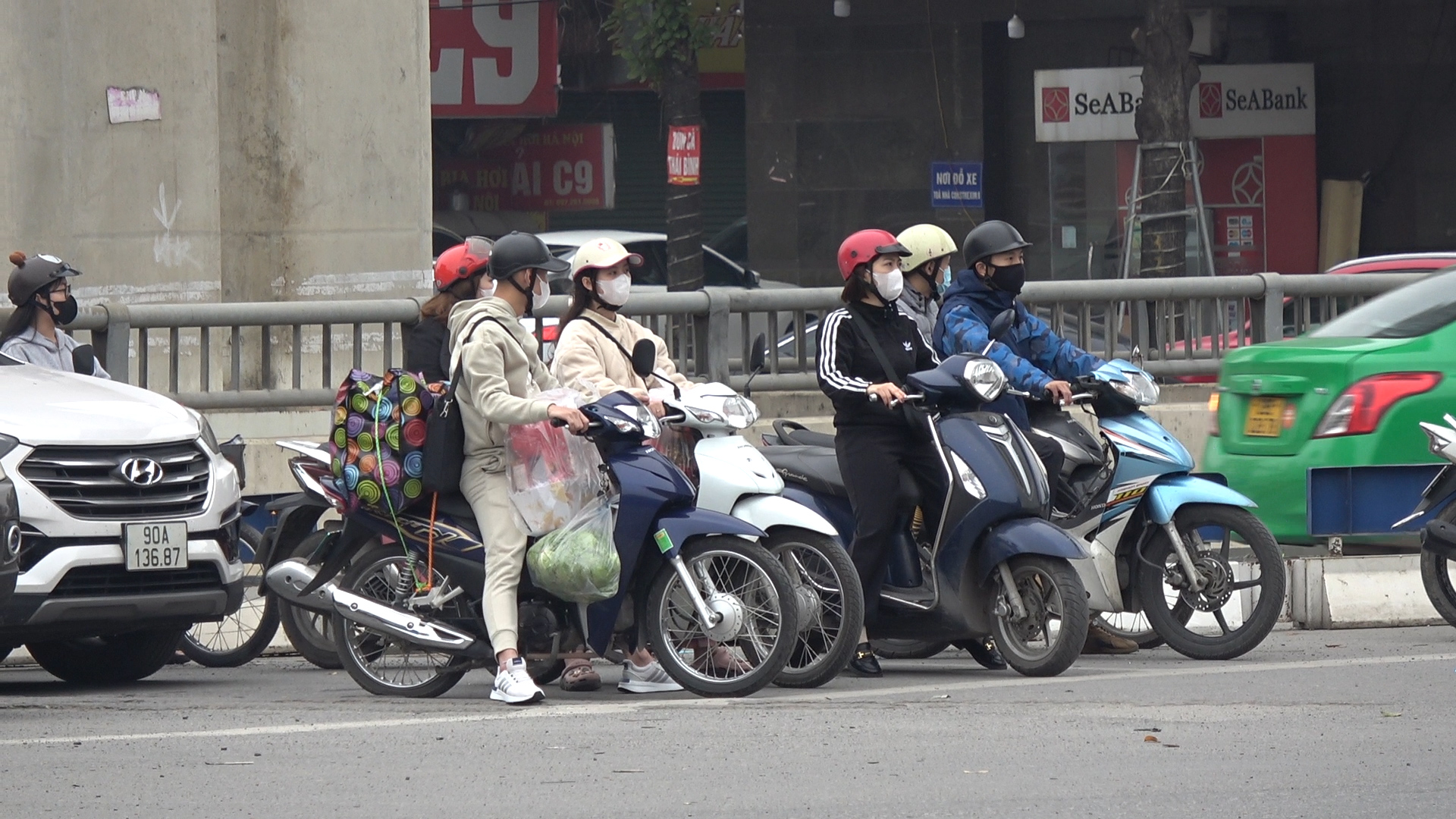 Đường phố Hà Nội bất ngờ vắng vẻ trong ngày làm việc cuối cùng trước tết- Ảnh 2.