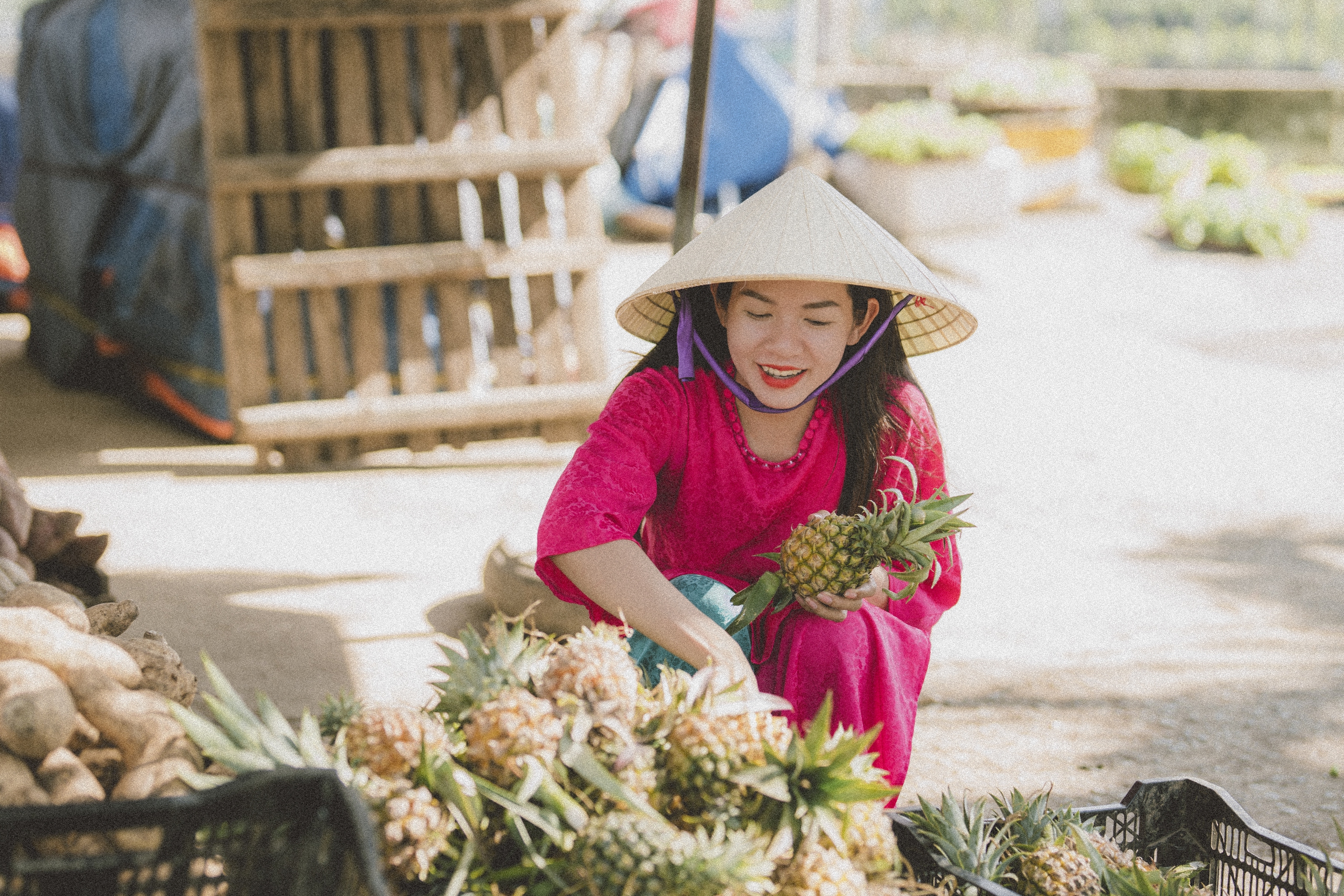 Thi ảnh Khát vọng năm rồng: Áo dài Việt Nam xuống phố ngày tết- Ảnh 3.