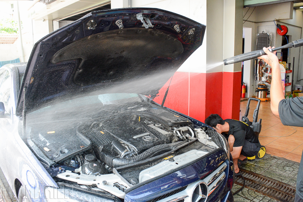 Vì sao không nên xịt rửa khoang động cơ ô tô ngay sau khi đi mưa? - Ảnh 2.