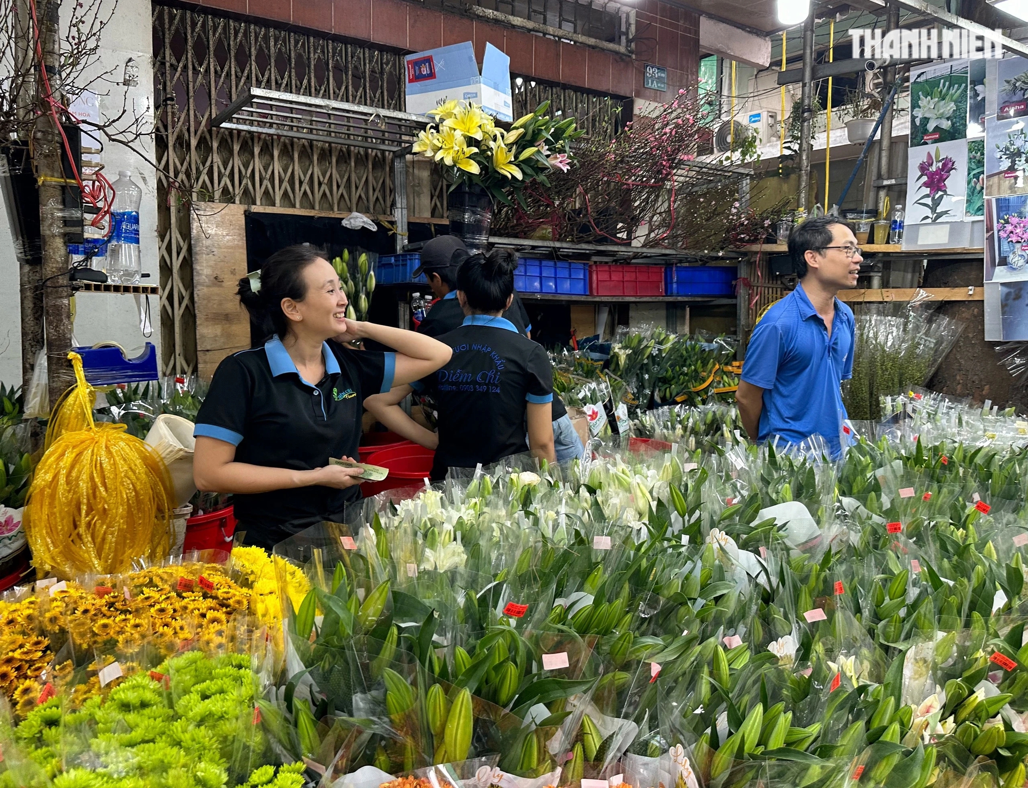 Sáng 29 tết chợ hoa lớn nhất TP.HCM 'kẹt cứng': Đông nghẹt người mua hoa cho giao thừa- Ảnh 3.