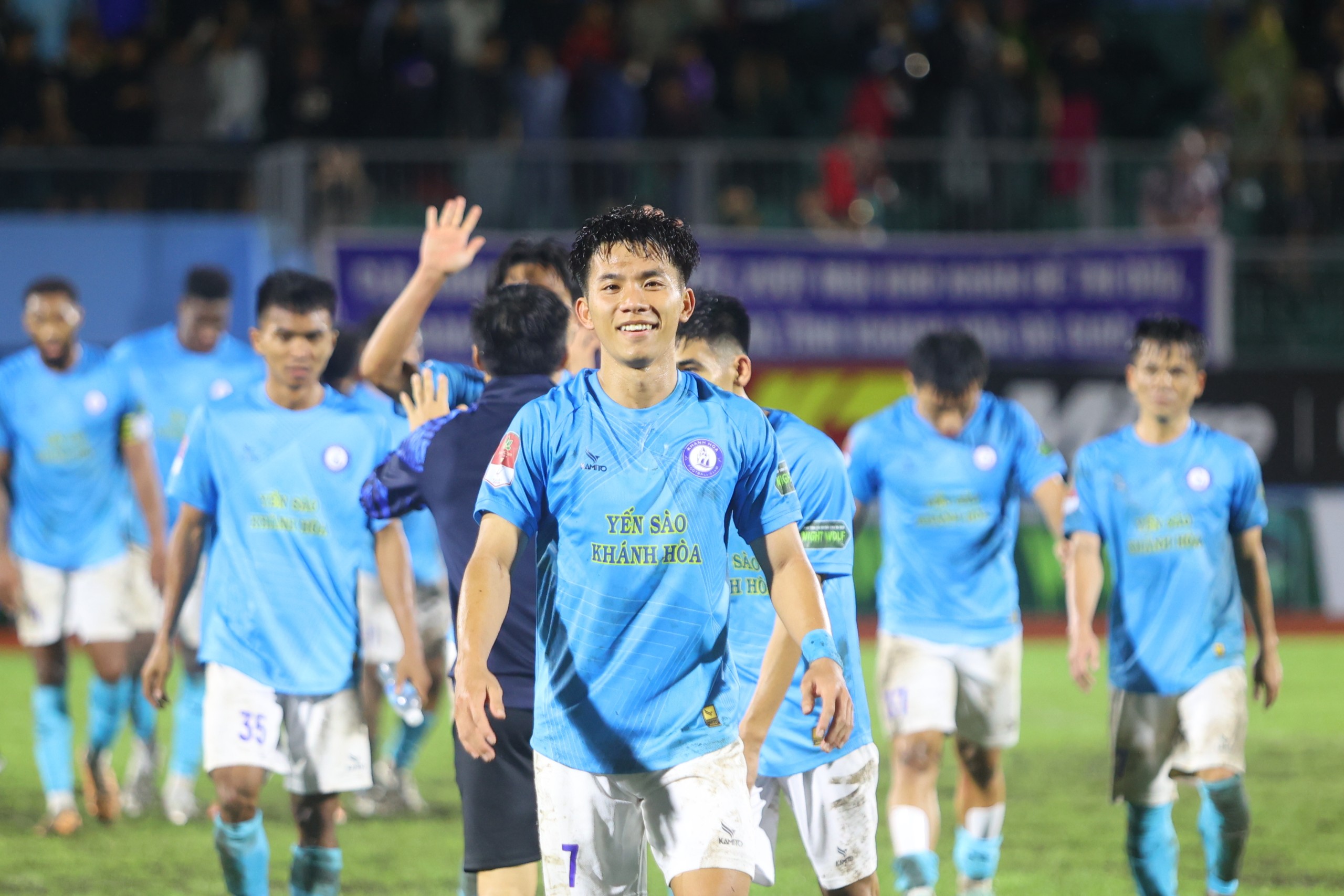 Cầu thủ CLB Khánh Hòa đã nhận đủ lương và lót tay đầu mùa
