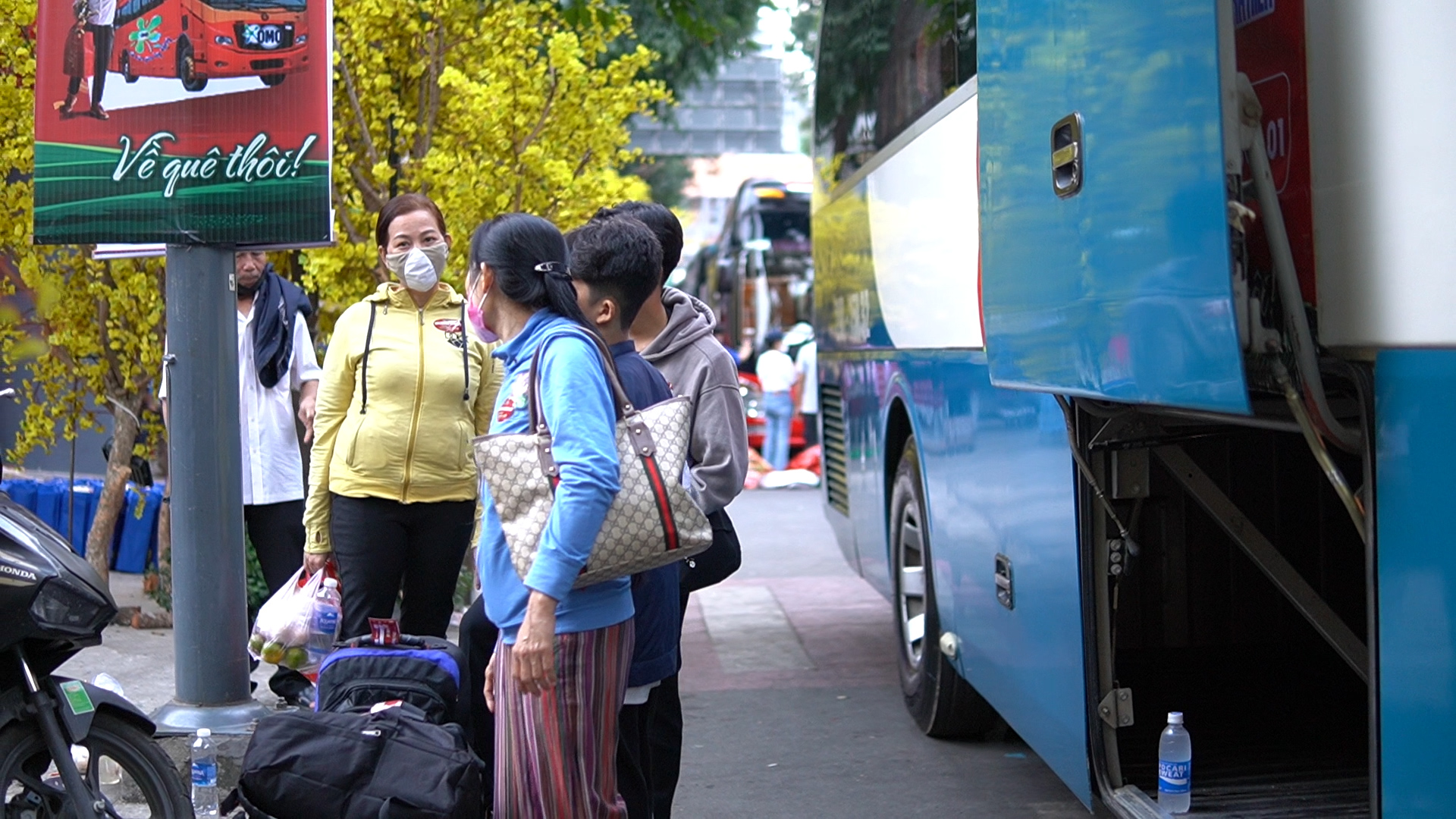 XEM NHANH 20H mùng 5 tết: Gần 300 du khách 'bị bỏ rơi' đã rời Phú Quốc | Tết đoàn tụ của nữ công nhân- Ảnh 2.