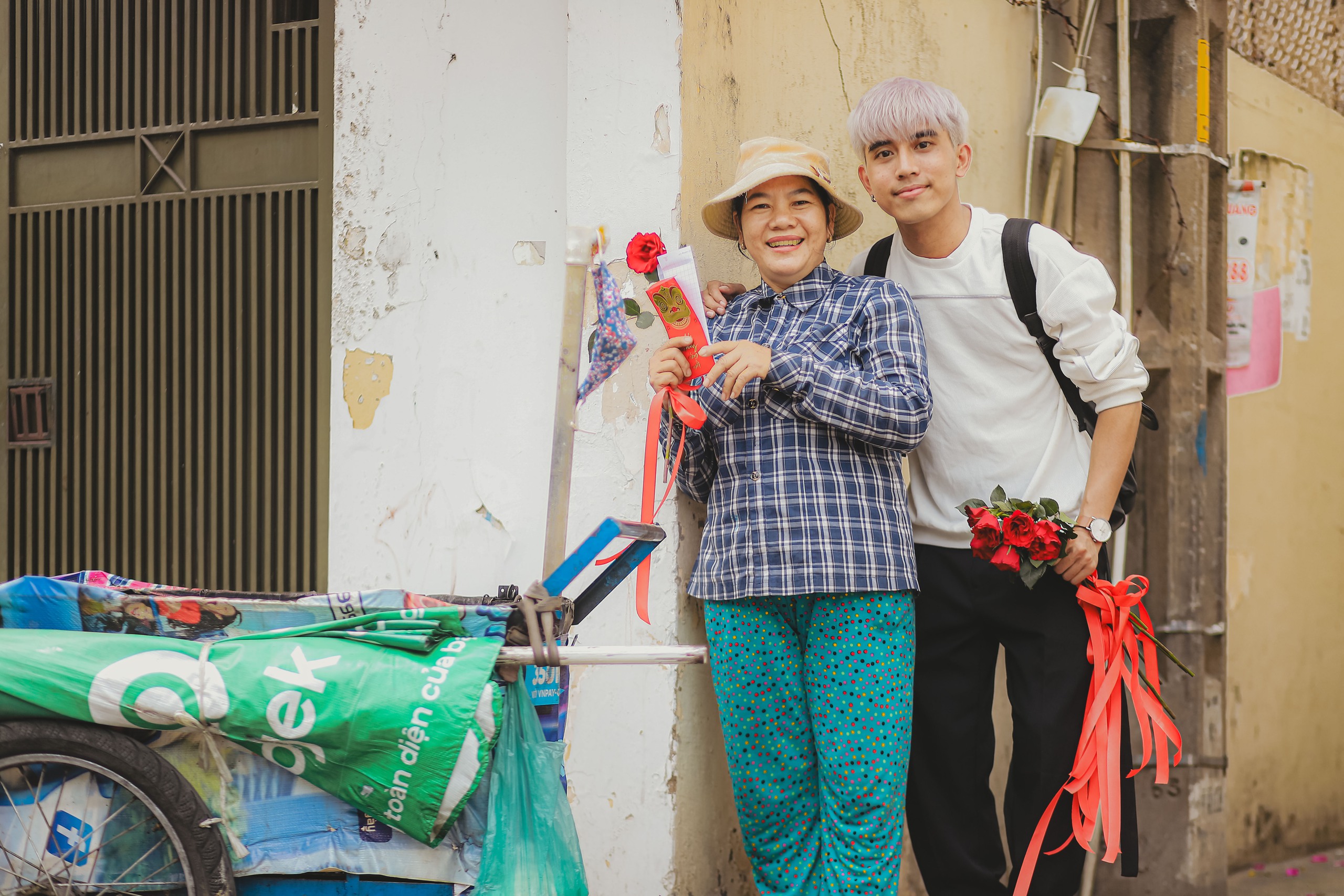 Đi lì xì cho người mưu sinh cận tết, chàng trai lặng người vì câu nói- Ảnh 2.