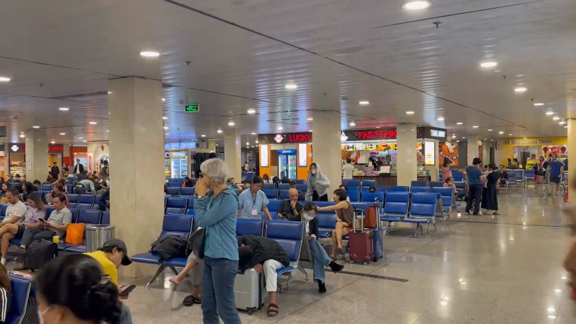 Ngày 30 tết: Sân bay Tân Sơn Nhất chỉ như ngày thường, sân bay Nội Bài lác đác khách đi - Ảnh 2.