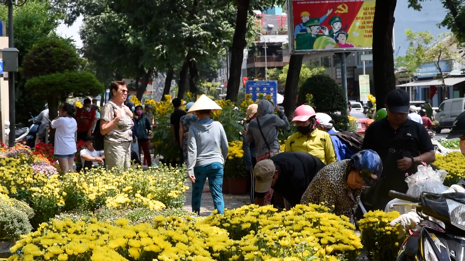 Chợ hoa trung tâm TP.HCM 30 tết: ‘Thà tặng cho chùa chứ lỗ cũng đã lỗ rồi’- Ảnh 1.