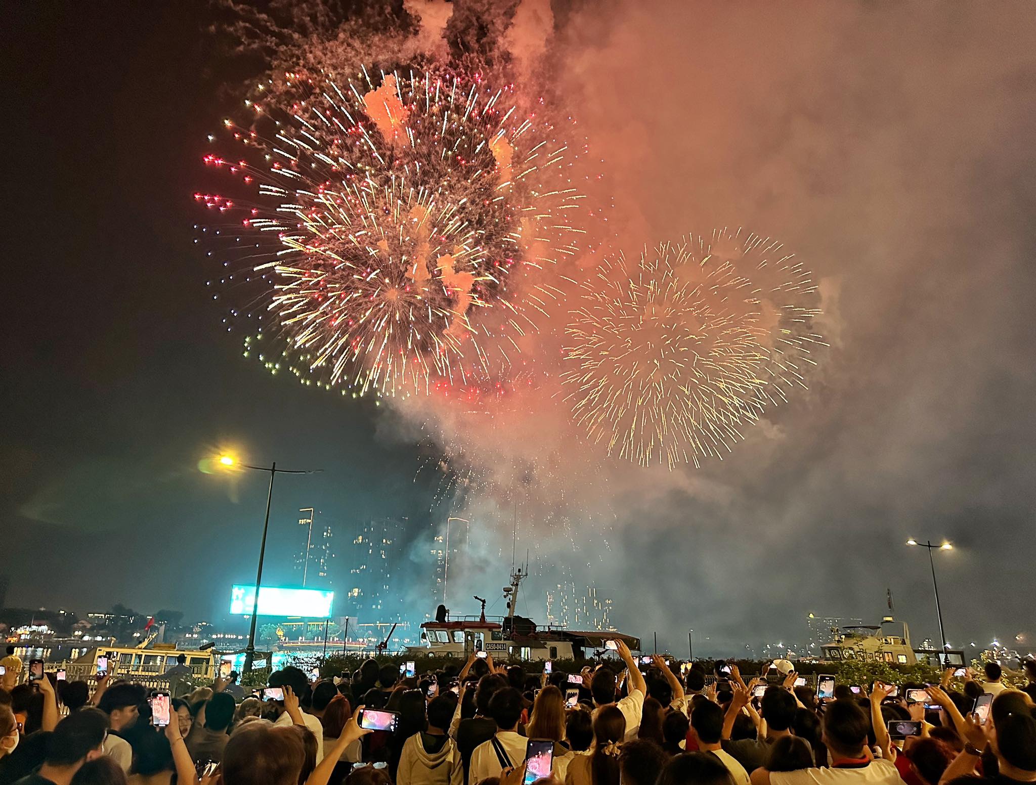 Pháo hoa bừng sáng ở trung tâm TP.HCM chào năm mới Giáp Thìn 2024: Mong năm mới thịnh vượng- Ảnh 8.