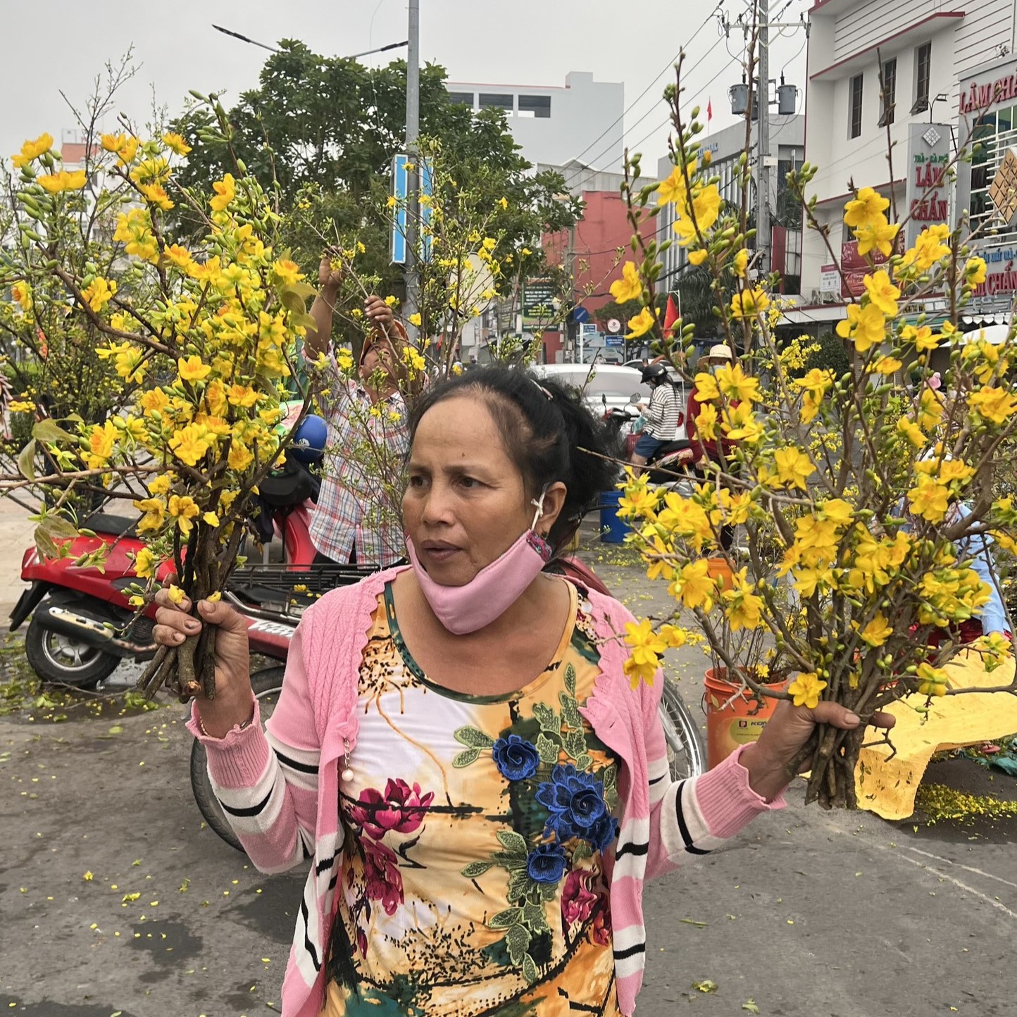 Thi ảnh Khát vọng năm rồng: Độc đáo phiên chợ chỉ bán nhánh mai vàng- Ảnh 2.