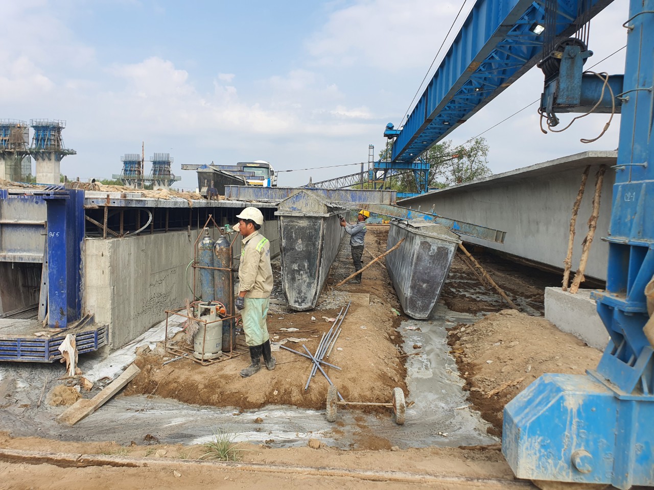 Trước thềm giao thừa, cầu Nhơn Trạch 6.900 tỉ nối TP.HCM - Đồng Nai vẫn rầm rập thi công- Ảnh 3.
