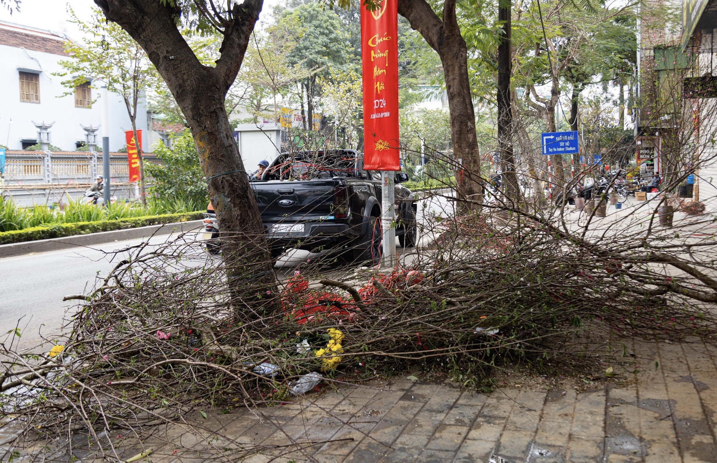 Chiều 30 tết, tiểu thương chặt đào, chất thành từng đống trên vỉa hè rồi đốt- Ảnh 5.