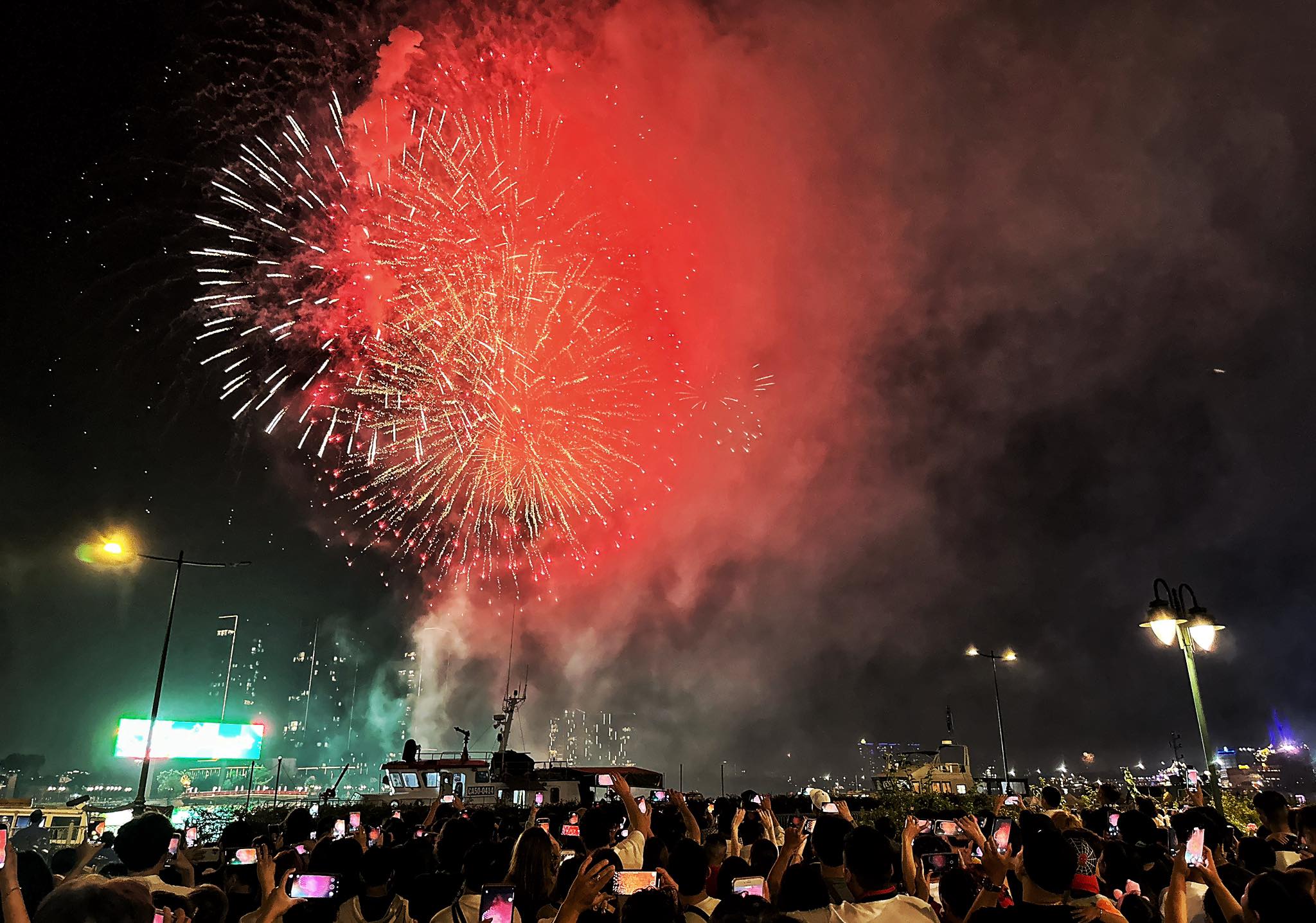 Pháo hoa bừng sáng ở trung tâm TP.HCM chào năm mới Giáp Thìn 2024: Mong năm mới thịnh vượng- Ảnh 9.