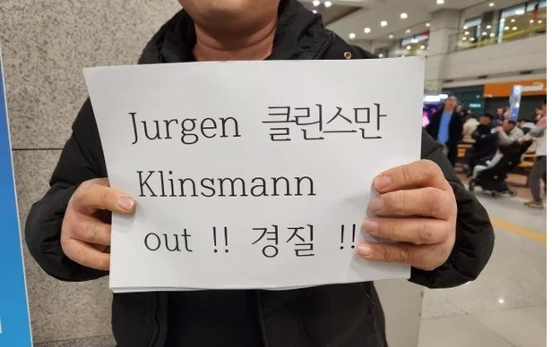 HLV Klinsmann bị la ó ở sân bay, phủ nhận việc Son Heung-min từ giã đội tuyển- Ảnh 1.