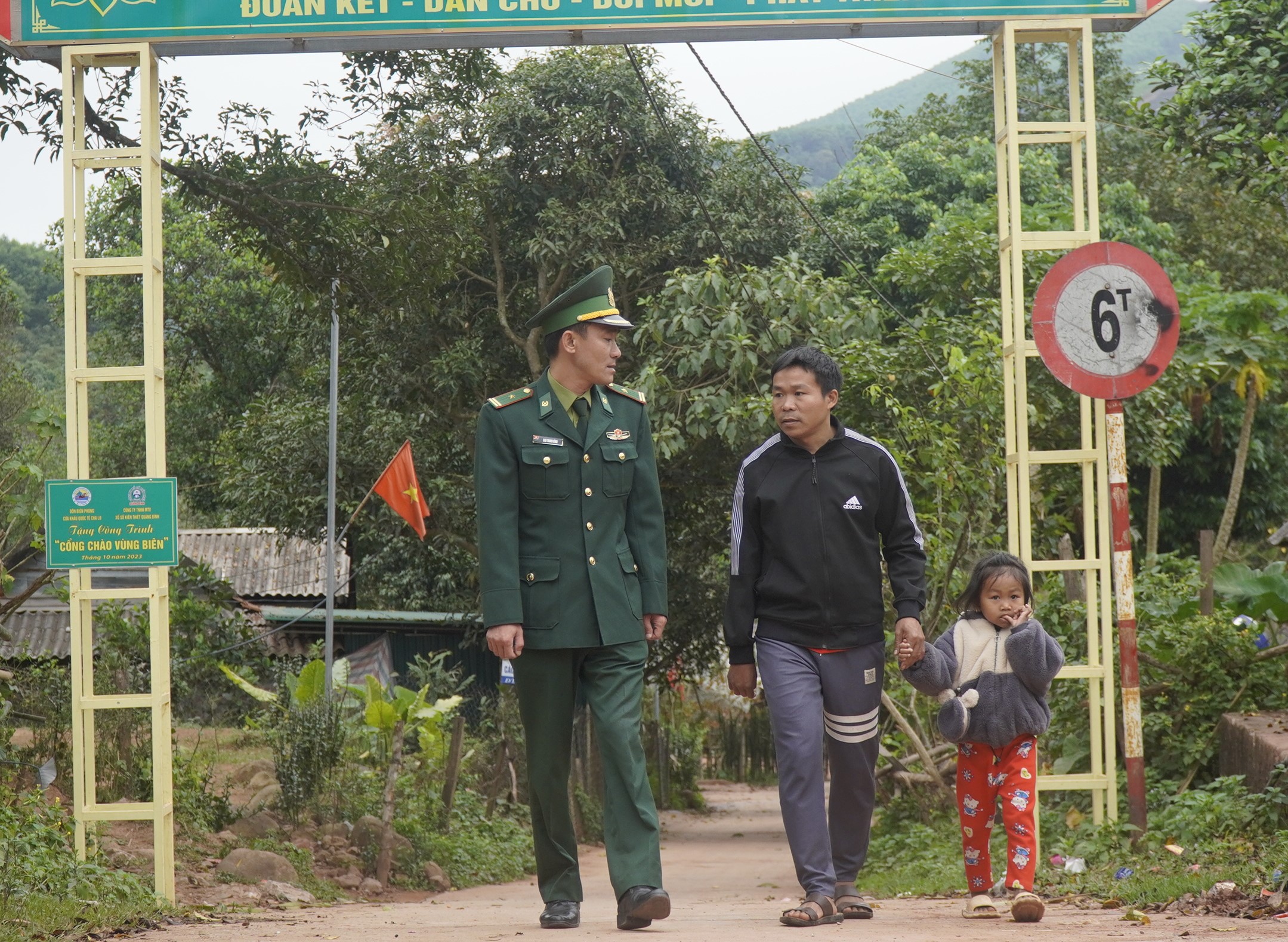 Lính biên phòng làm đổi thay bản nhỏ dưới chân núi Giăng Màn- Ảnh 15.