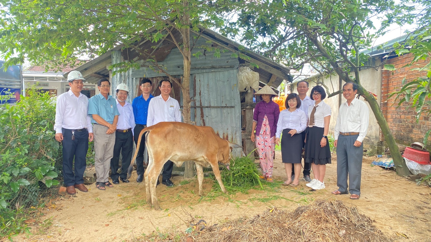 PC Phú Yên trao tặng 2 bê giống cho hộ phụ nữ có hoàn cảnh khó khăn- Ảnh 2.