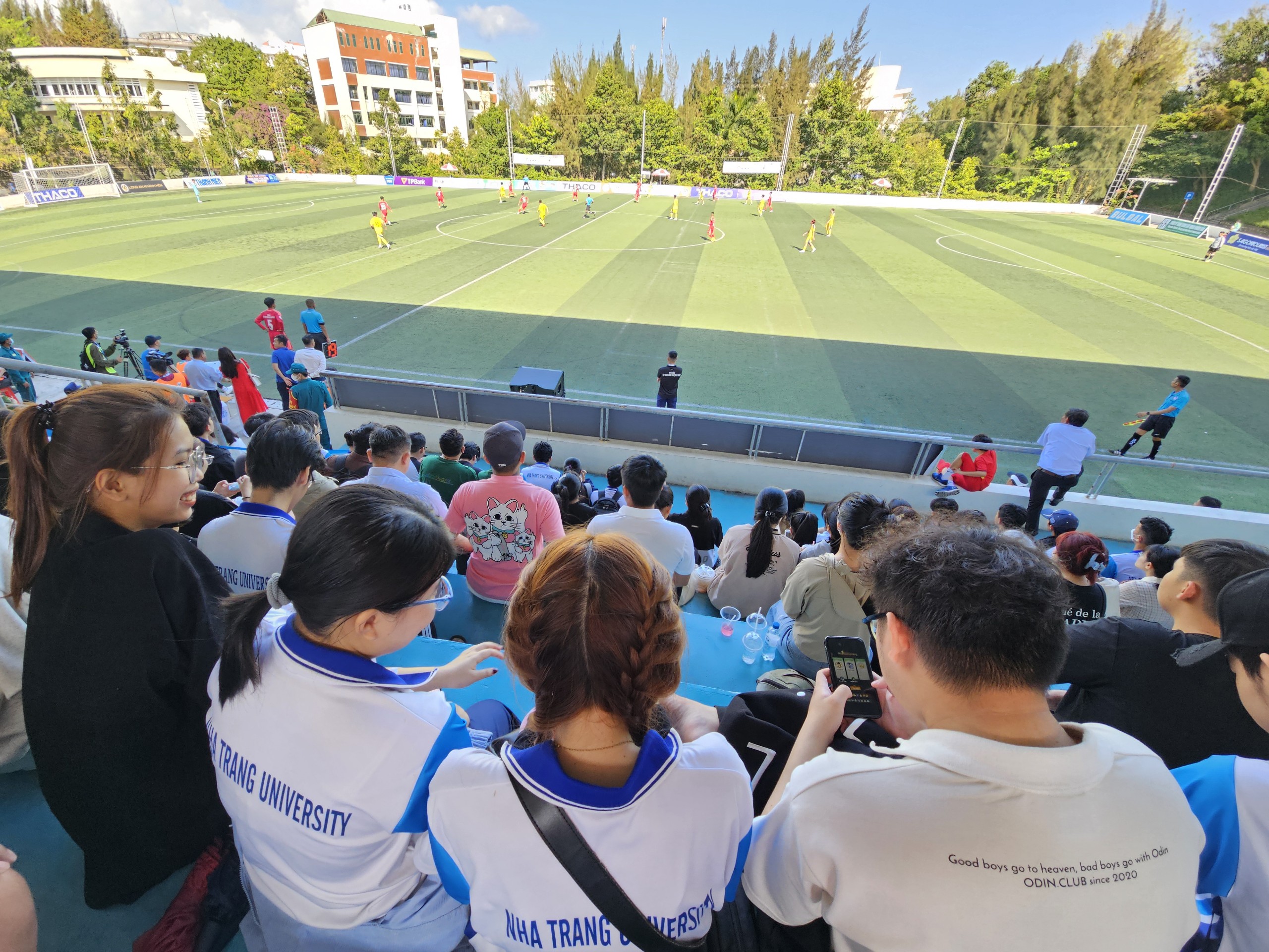 Sân ĐH Nha Trang ken cứng cổ động viên, điều tuyệt vời chưa từng có tiền lệ- Ảnh 4.