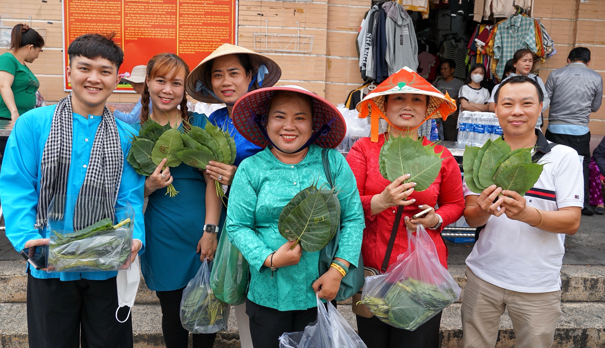 Độc lạ phiên chợ dùng lá cây... thay tiền ở TP.HCM, người dân hào hứng mua sắm- Ảnh 3.