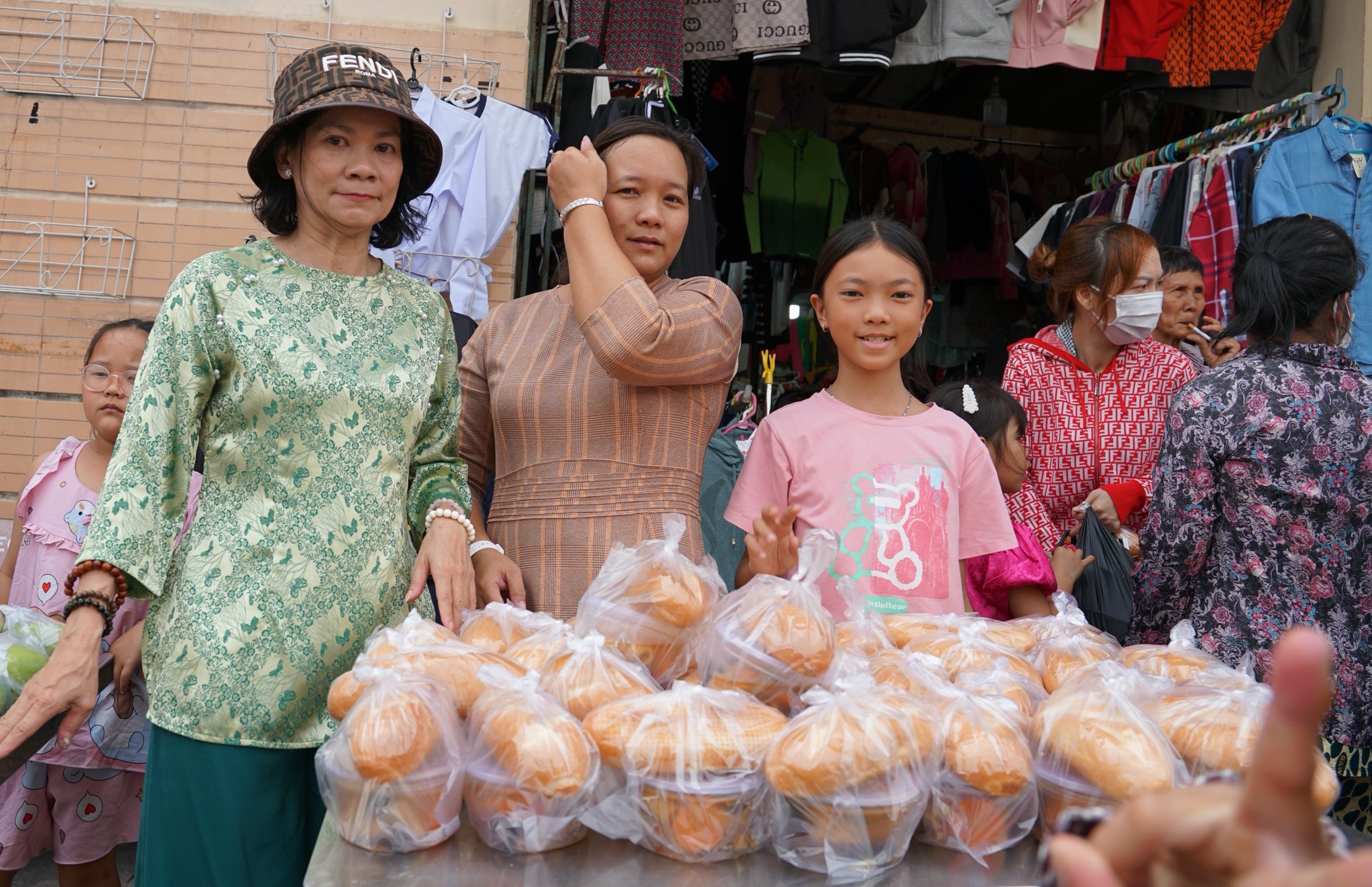 Độc lạ phiên chợ dùng lá cây... thay tiền ở TP.HCM, người dân hào hứng mua sắm- Ảnh 4.