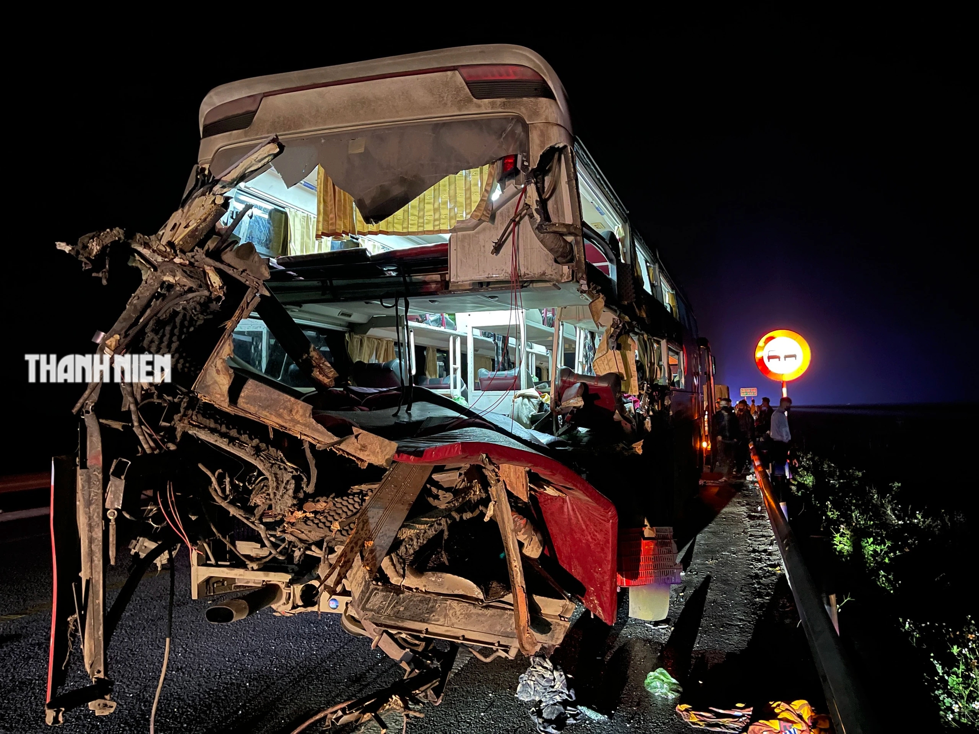 Lời kể thảng thốt của nhân chứng vụ tai nạn thảm khốc trên cao tốc Cam Lộ - La Sơn- Ảnh 1.