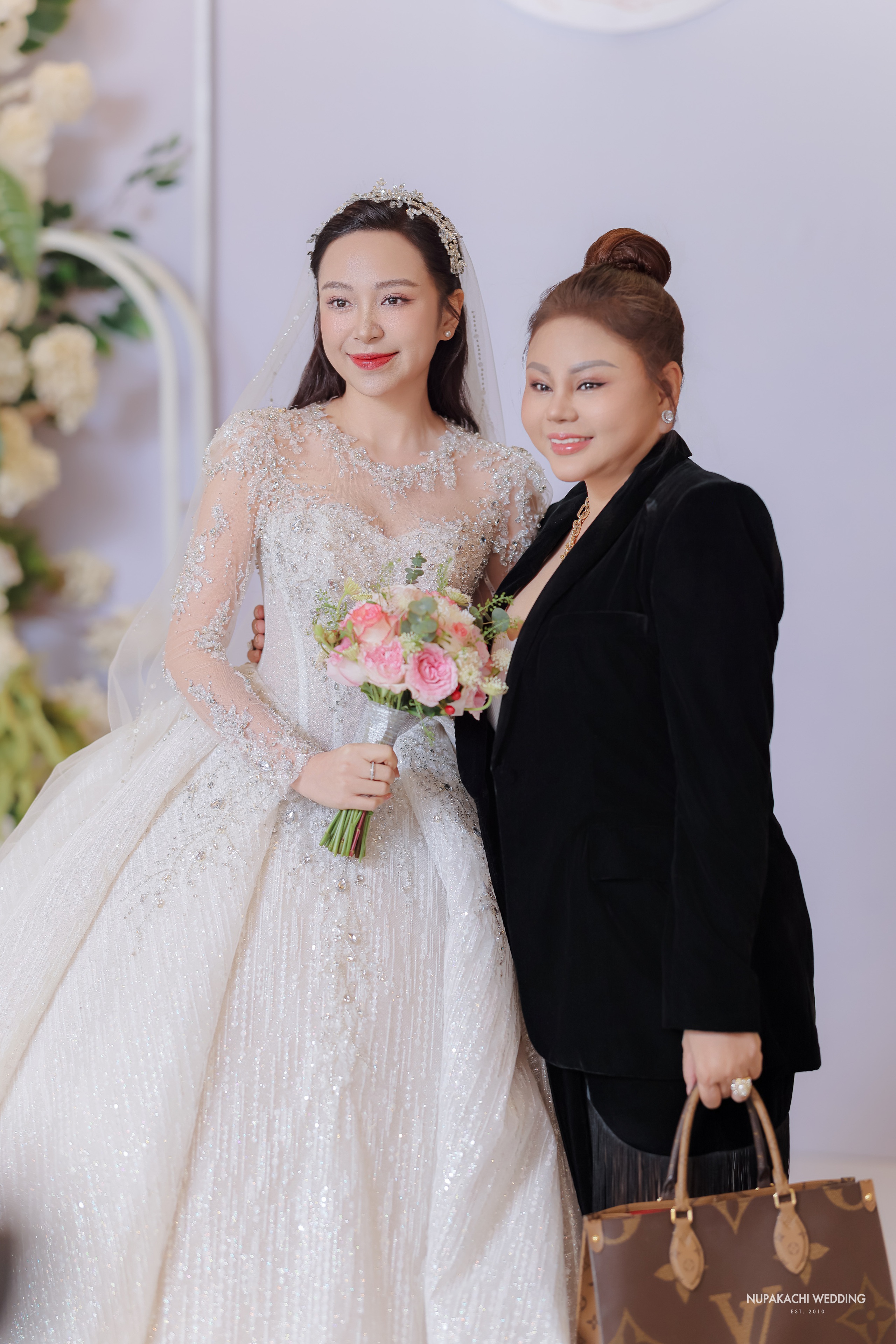 Hồng Diễm, Nhã Phương rạng rỡ đến mừng cưới Kim Oanh 'Những cô gái trong thành phố'- Ảnh 5.