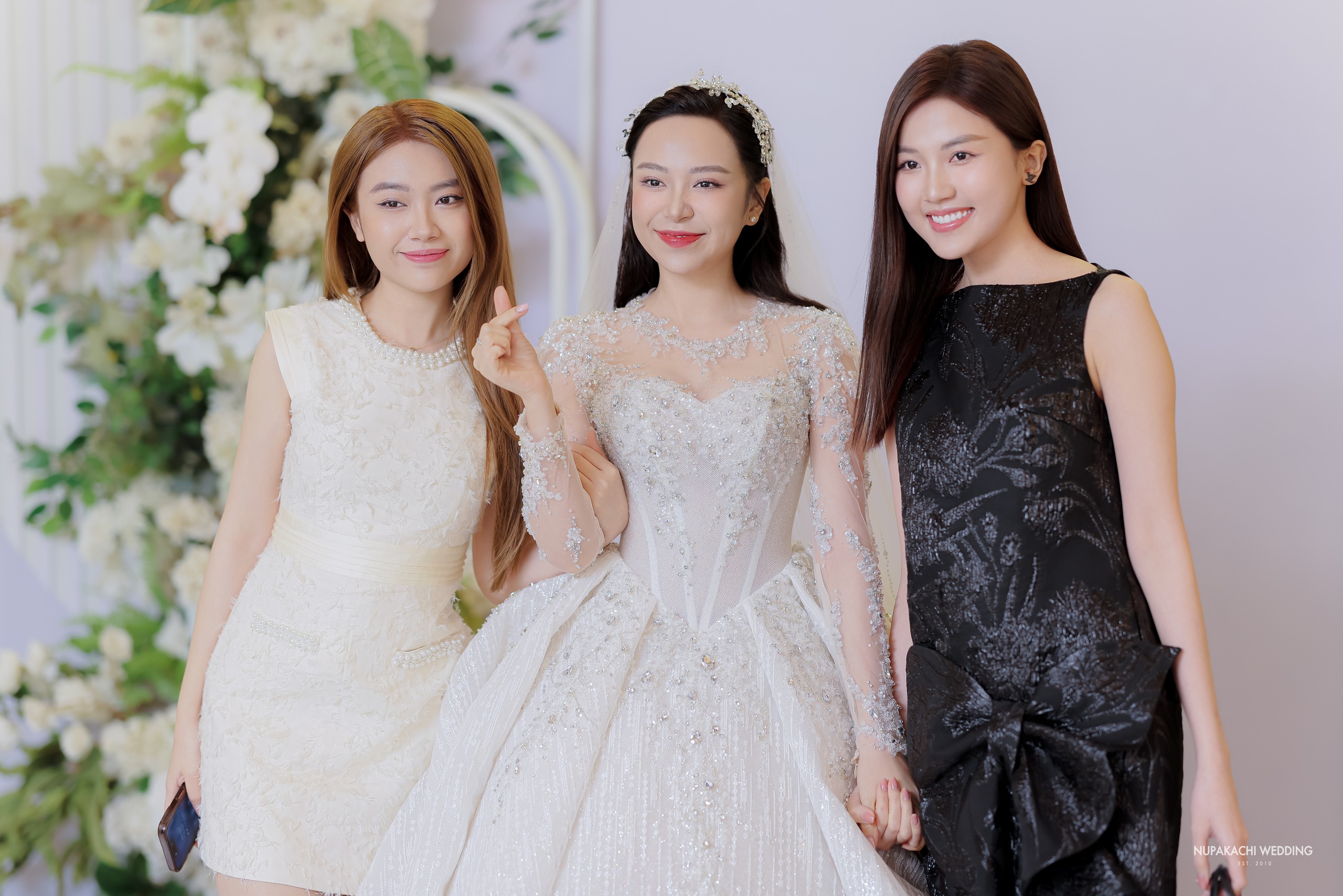 Hồng Diễm, Nhã Phương rạng rỡ đến mừng cưới Kim Oanh 'Những cô gái trong thành phố'- Ảnh 6.