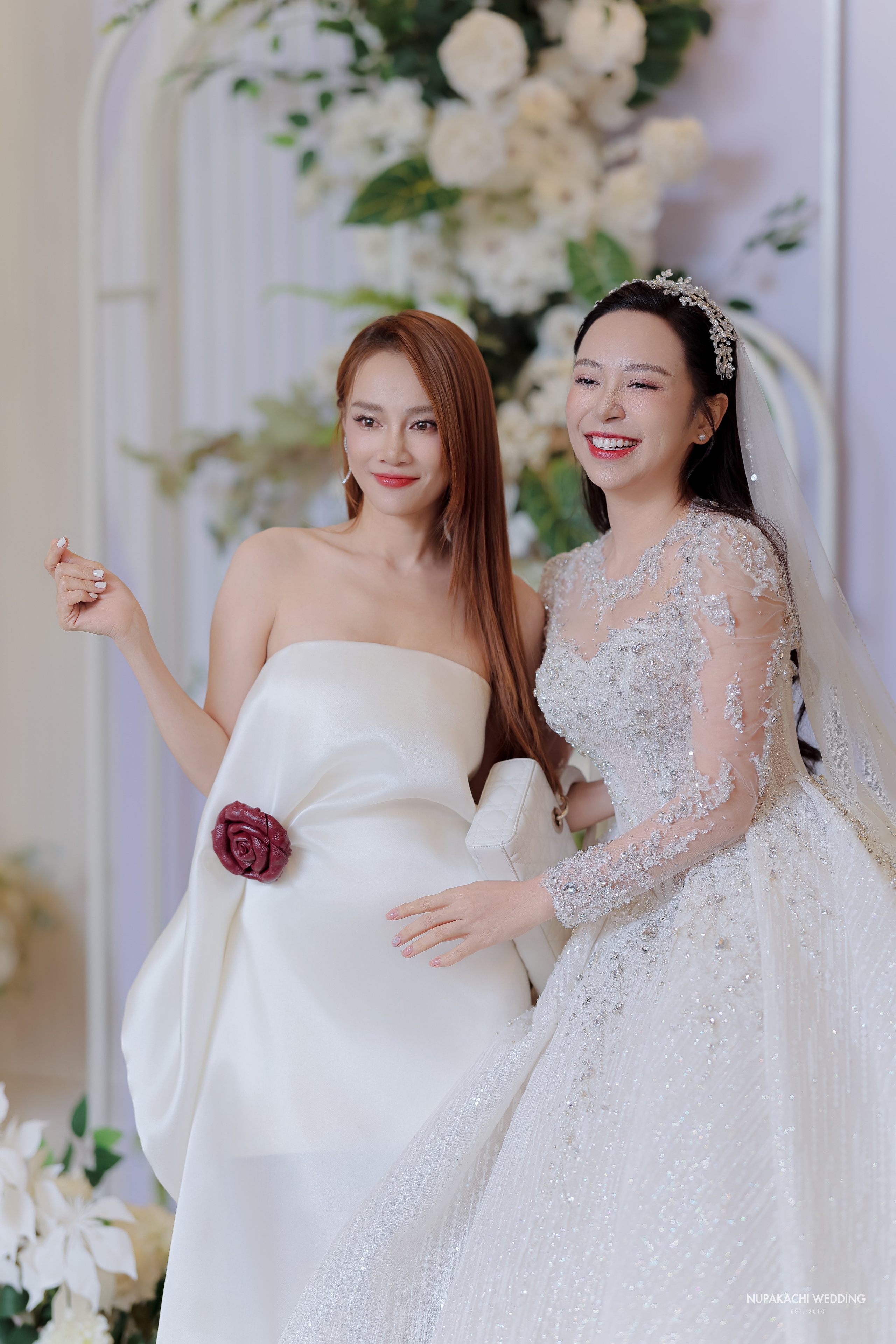 Hồng Diễm, Nhã Phương rạng rỡ đến mừng cưới Kim Oanh 'Những cô gái trong thành phố'- Ảnh 2.