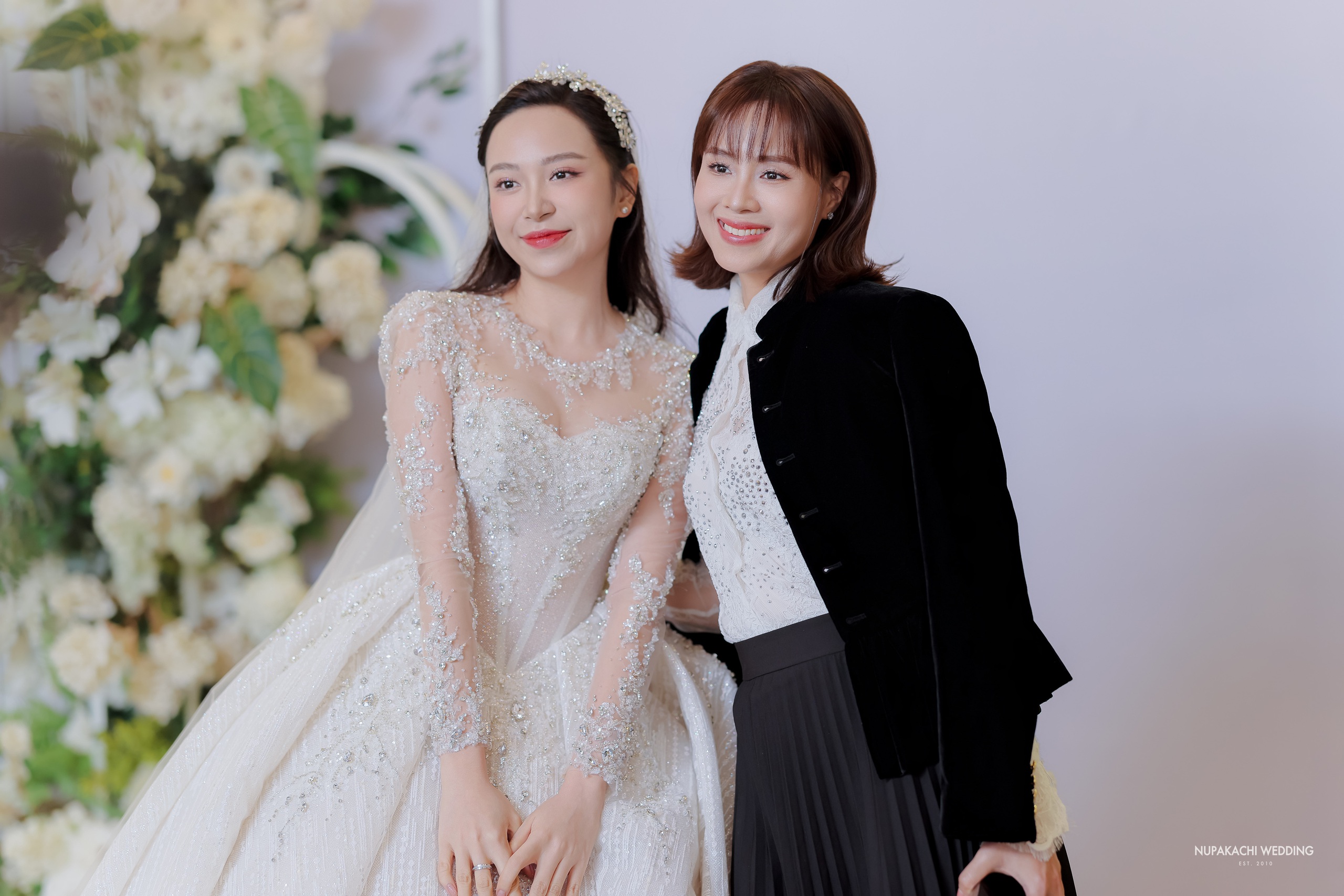 Hồng Diễm, Nhã Phương rạng rỡ đến mừng cưới Kim Oanh 'Những cô gái trong thành phố'- Ảnh 3.