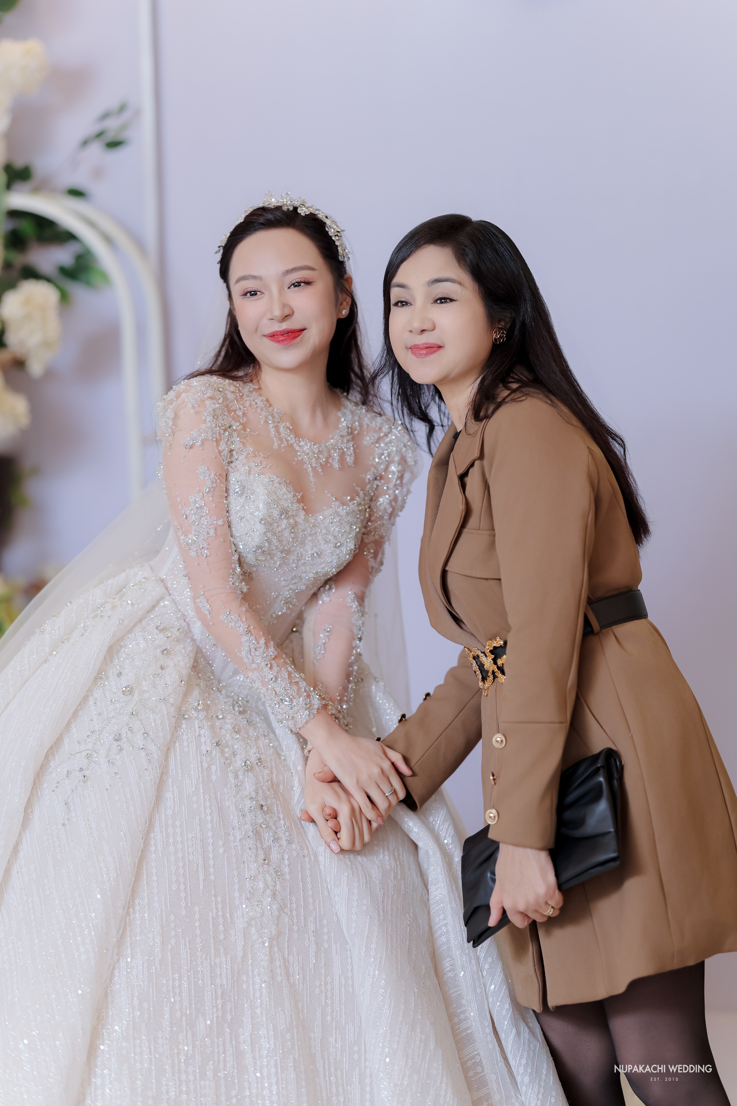 Hồng Diễm, Nhã Phương rạng rỡ đến mừng cưới Kim Oanh 'Những cô gái trong thành phố'- Ảnh 4.