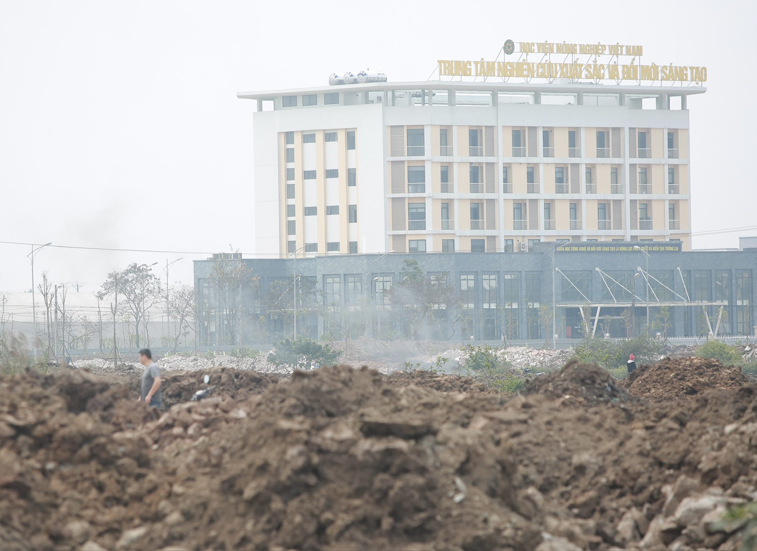 Khói bụi 'bủa vây' nơi có chỉ số ô nhiễm không khí cao nhất Hà Nội- Ảnh 2.