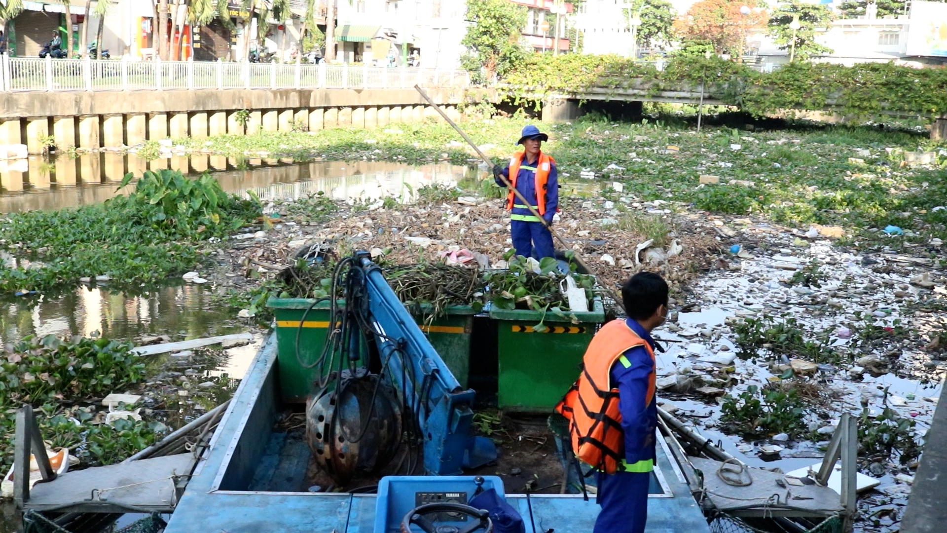 Nỗ lực vớt lượng rác ‘ngộp thở’ trên kênh Nhiêu Lộc - Thị Nghè- Ảnh 1.