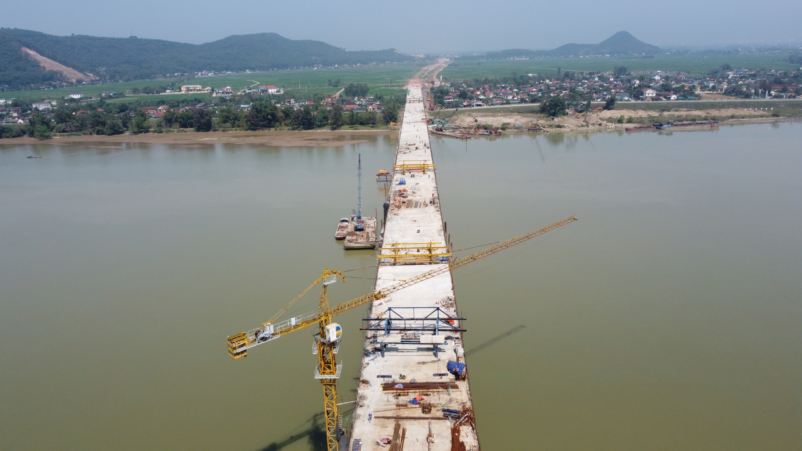Cận cảnh cây cầu dài nhất trên cao tốc Bắc - Nam trước ngày hợp long- Ảnh 2.