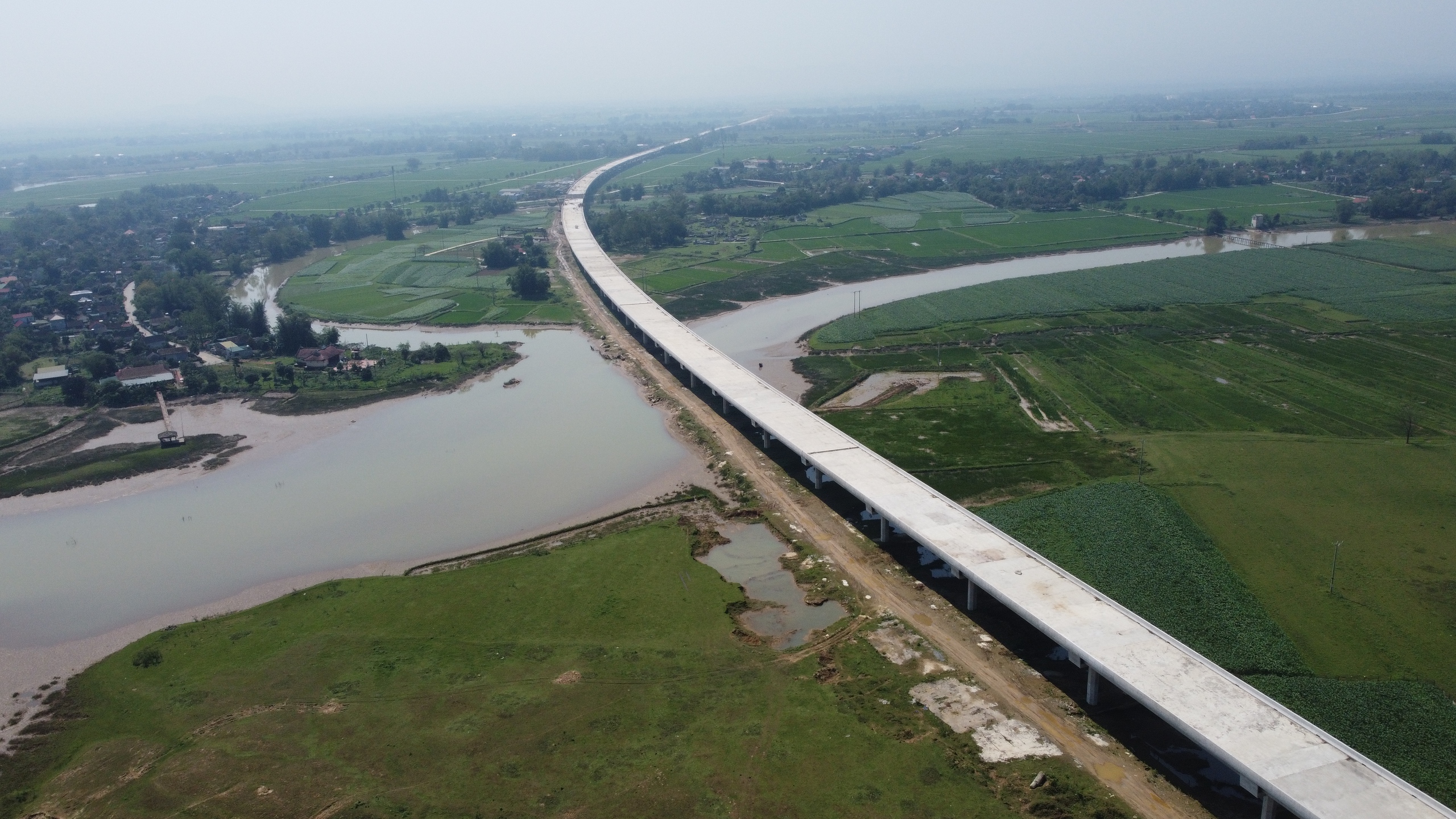 Cận cảnh cây cầu dài nhất trên cao tốc Bắc - Nam trước ngày hợp long- Ảnh 3.