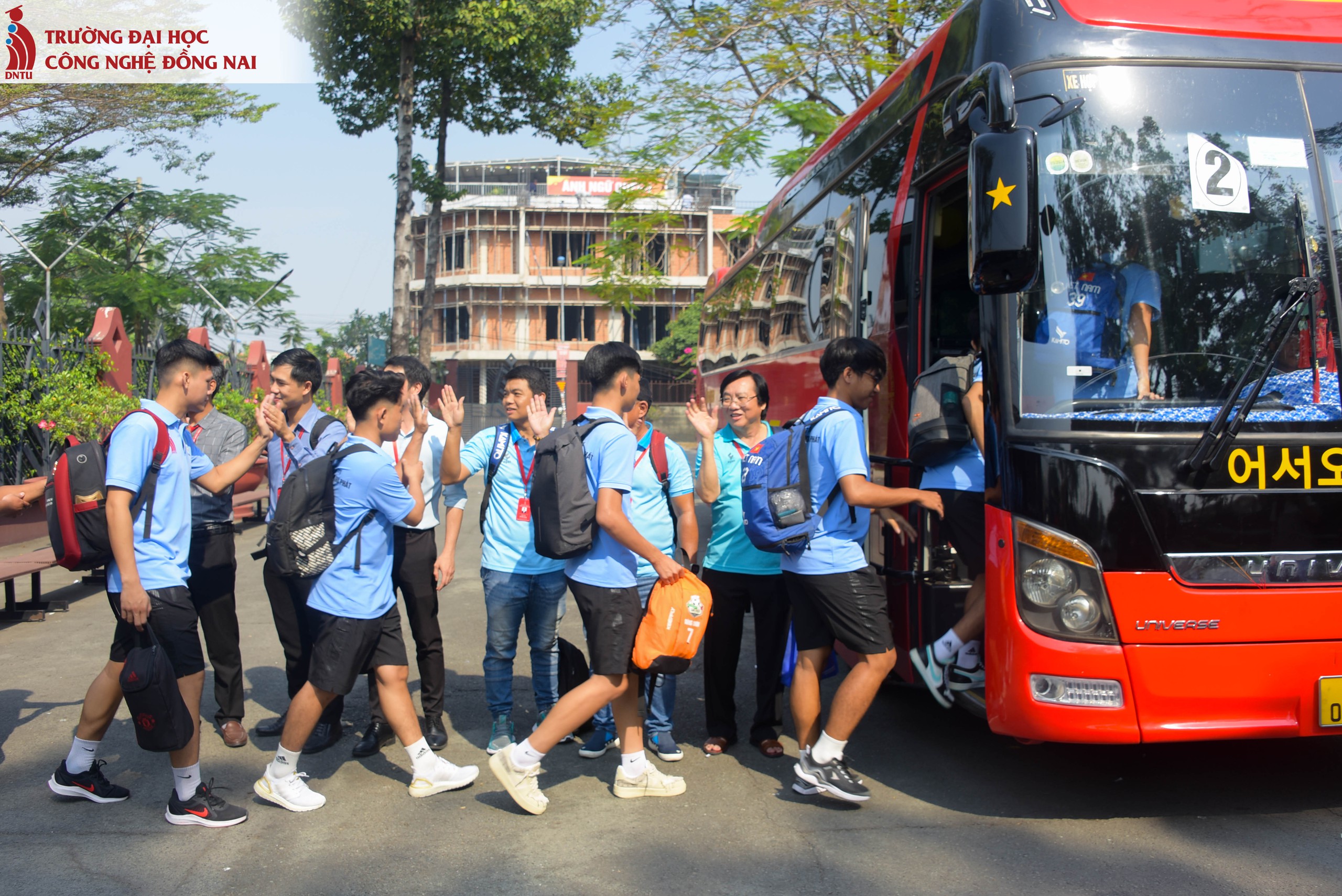 TS Tăng Trí Hùng (đeo kiếng, thứ 2 tù phải sang) động viên đội bóng Trường ĐHCN Đồng Nai xuất hành dự giải TNSV THACO Cup 2024