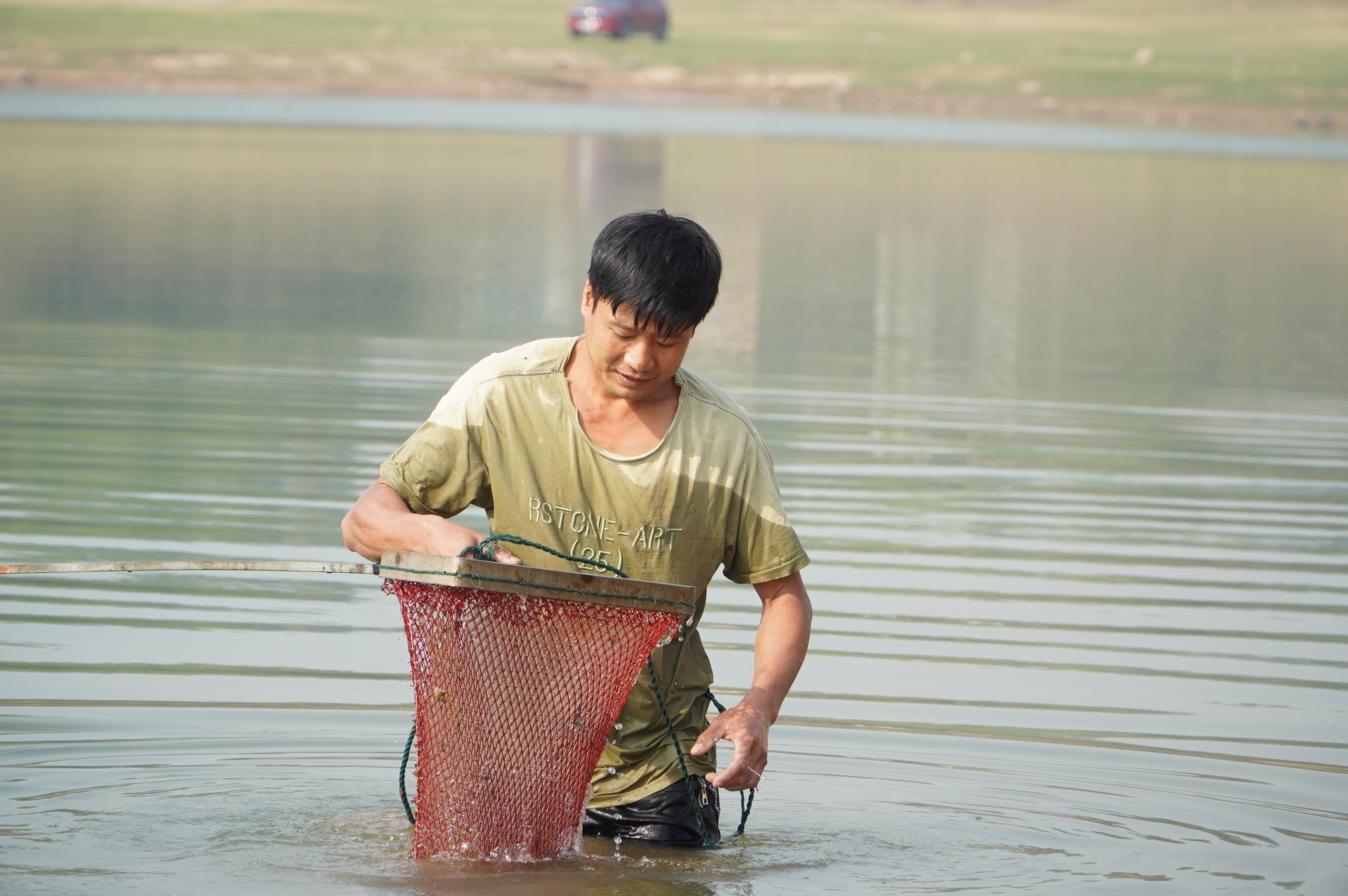 Người lớn, trẻ em đội nắng bắt hến trên hồ thủy lợi- Ảnh 3.