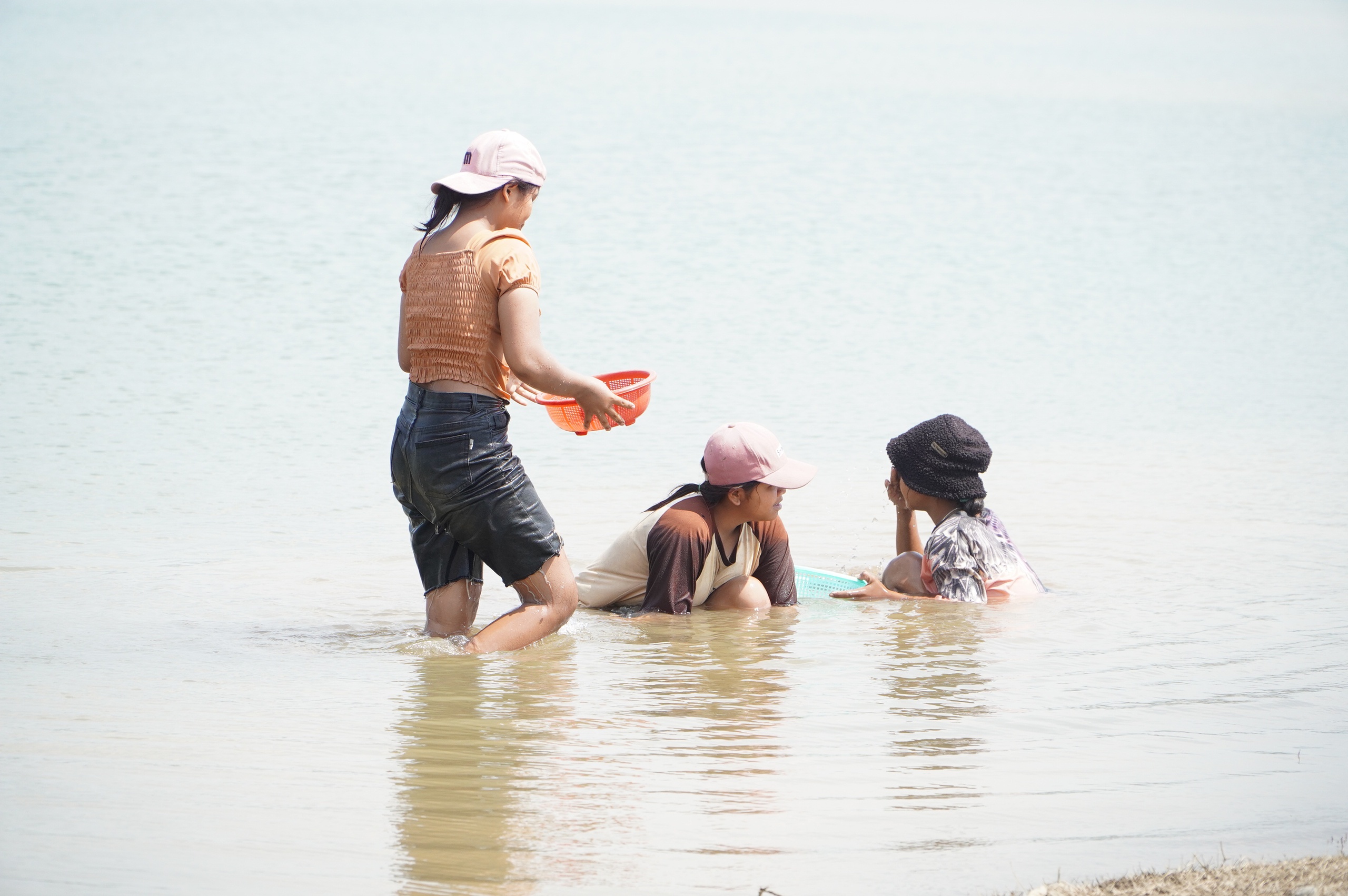 Người lớn, trẻ em đội nắng bắt hến trên hồ thủy lợi- Ảnh 16.