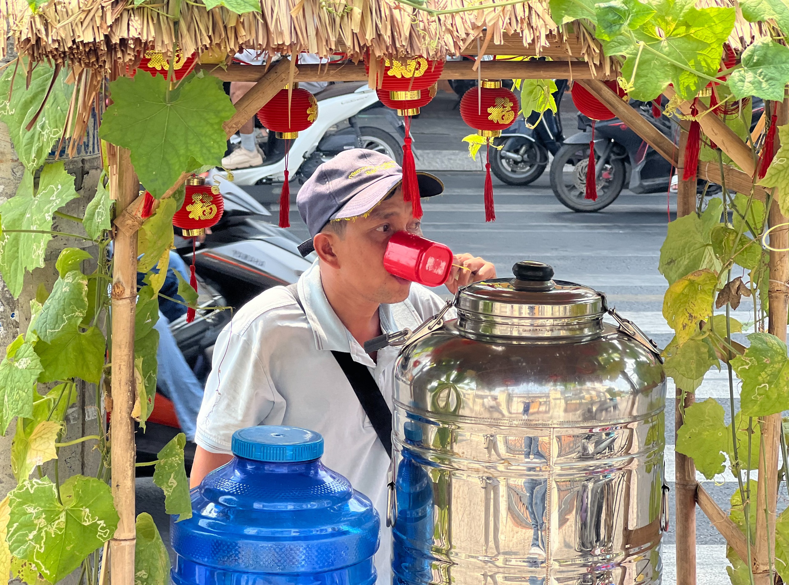 Thùng trà đá bé xinh ngay trung tâm TP.HCM: Mát rượi lòng người ngày nắng nóng- Ảnh 8.