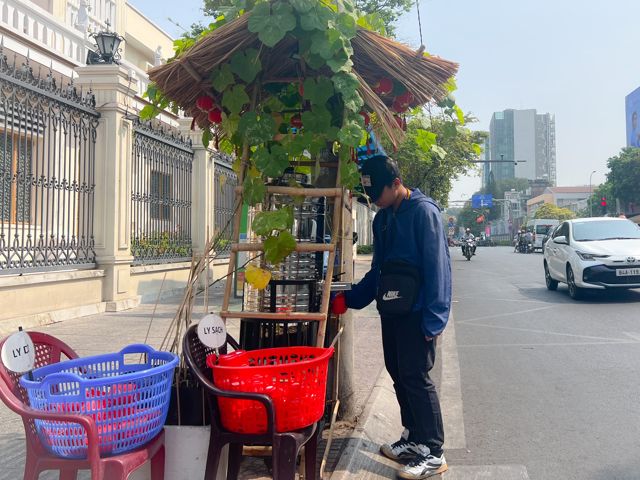 Thùng trà đá bé xinh ngay trung tâm TP.HCM: Mát rượi lòng người ngày nắng nóng- Ảnh 10.