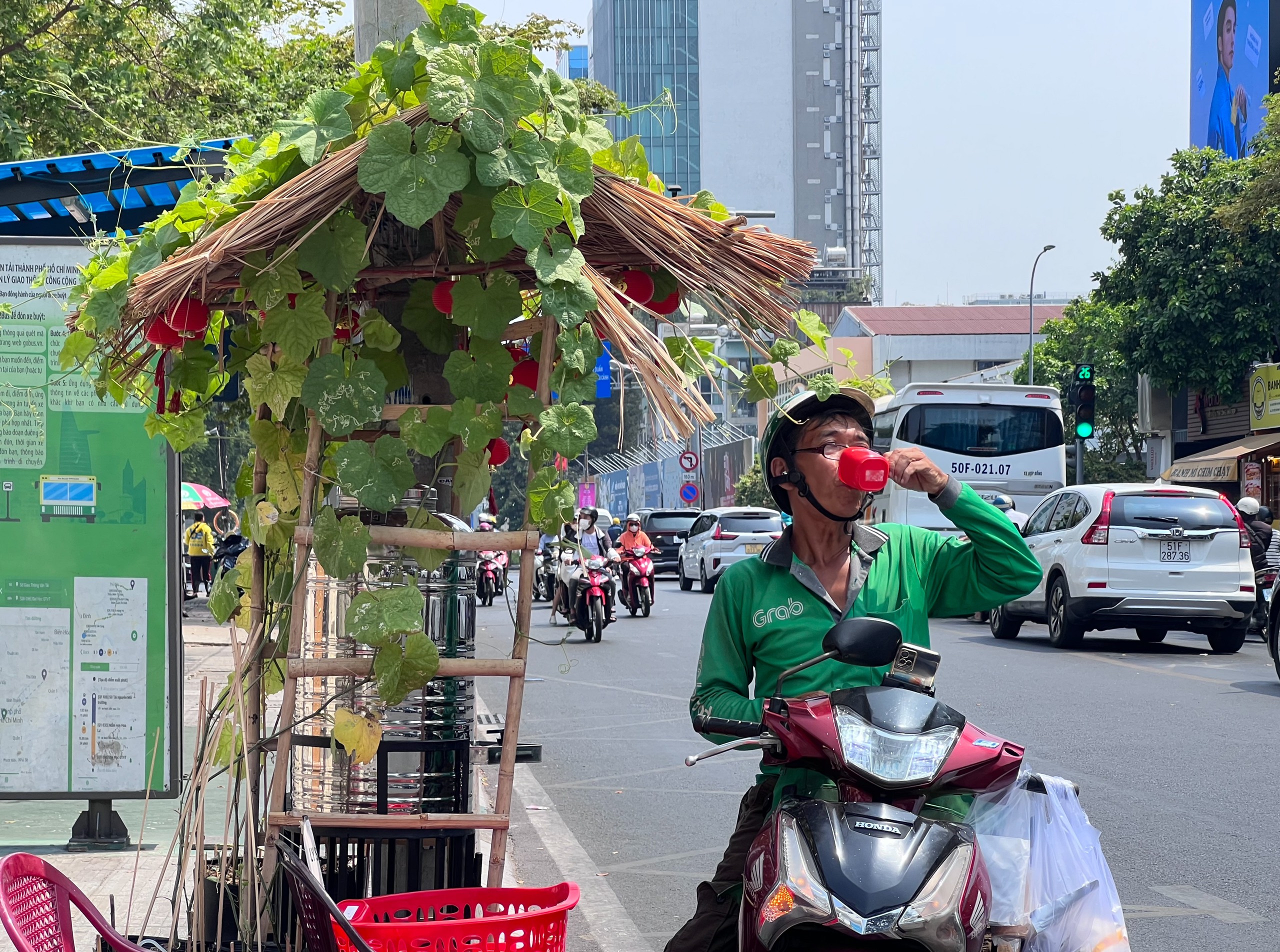 Thùng trà đá bé xinh ngay trung tâm TP.HCM: Mát rượi lòng người ngày nắng nóng- Ảnh 3.