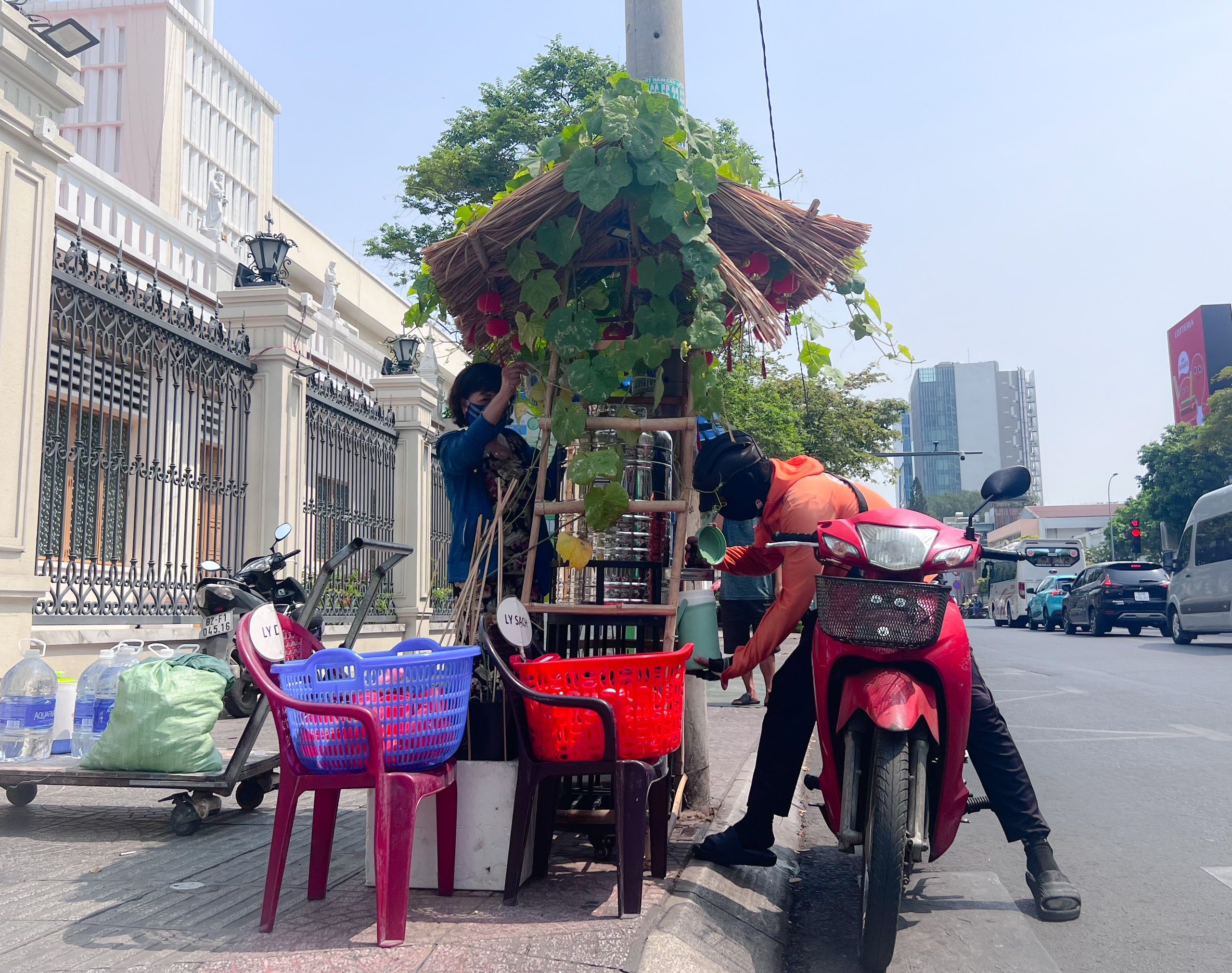 Thùng trà đá bé xinh ngay trung tâm TP.HCM: Mát rượi lòng người ngày nắng nóng- Ảnh 7.