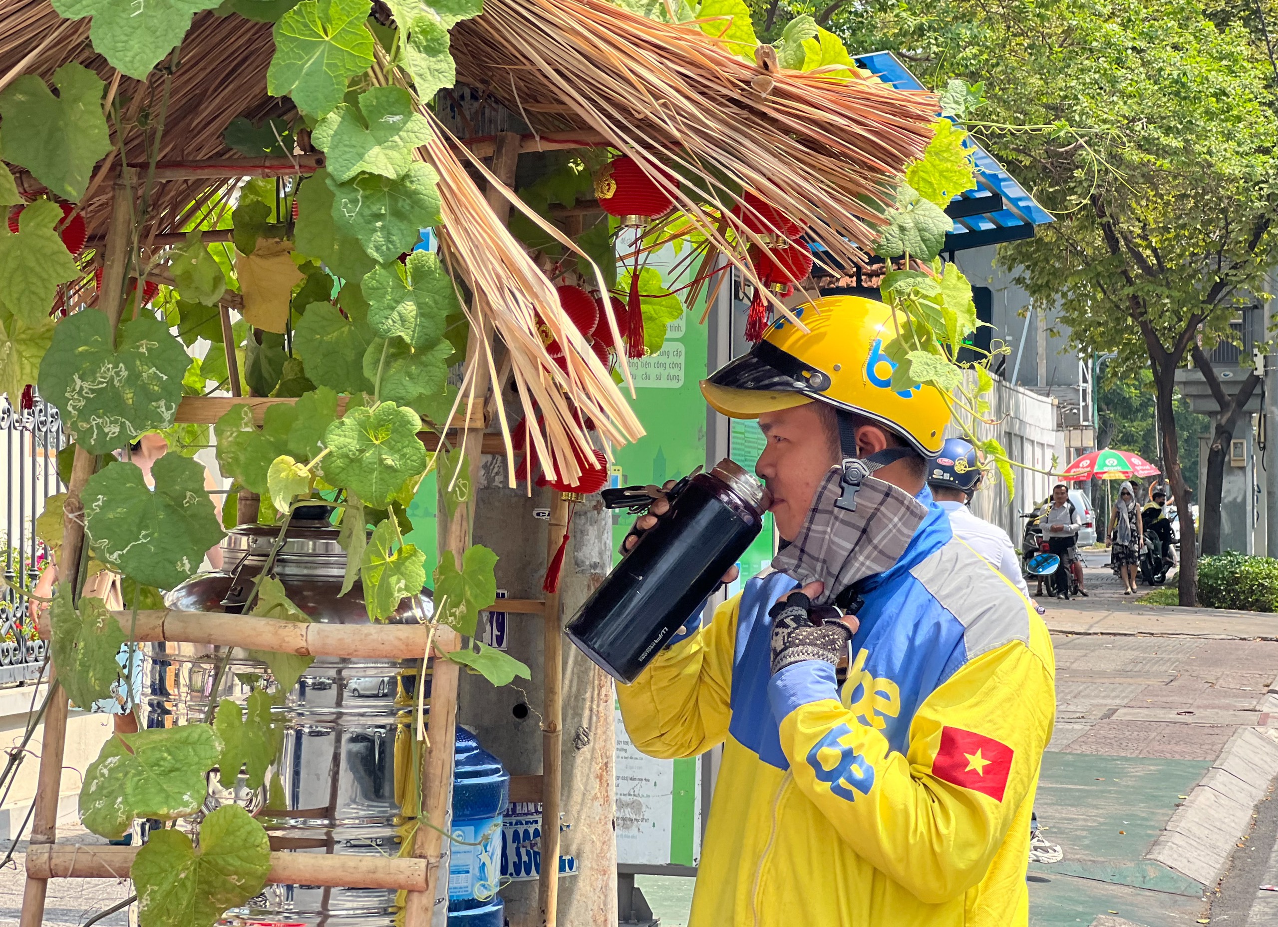 Thùng trà đá bé xinh ngay trung tâm TP.HCM: Mát rượi lòng người ngày nắng nóng- Ảnh 4.